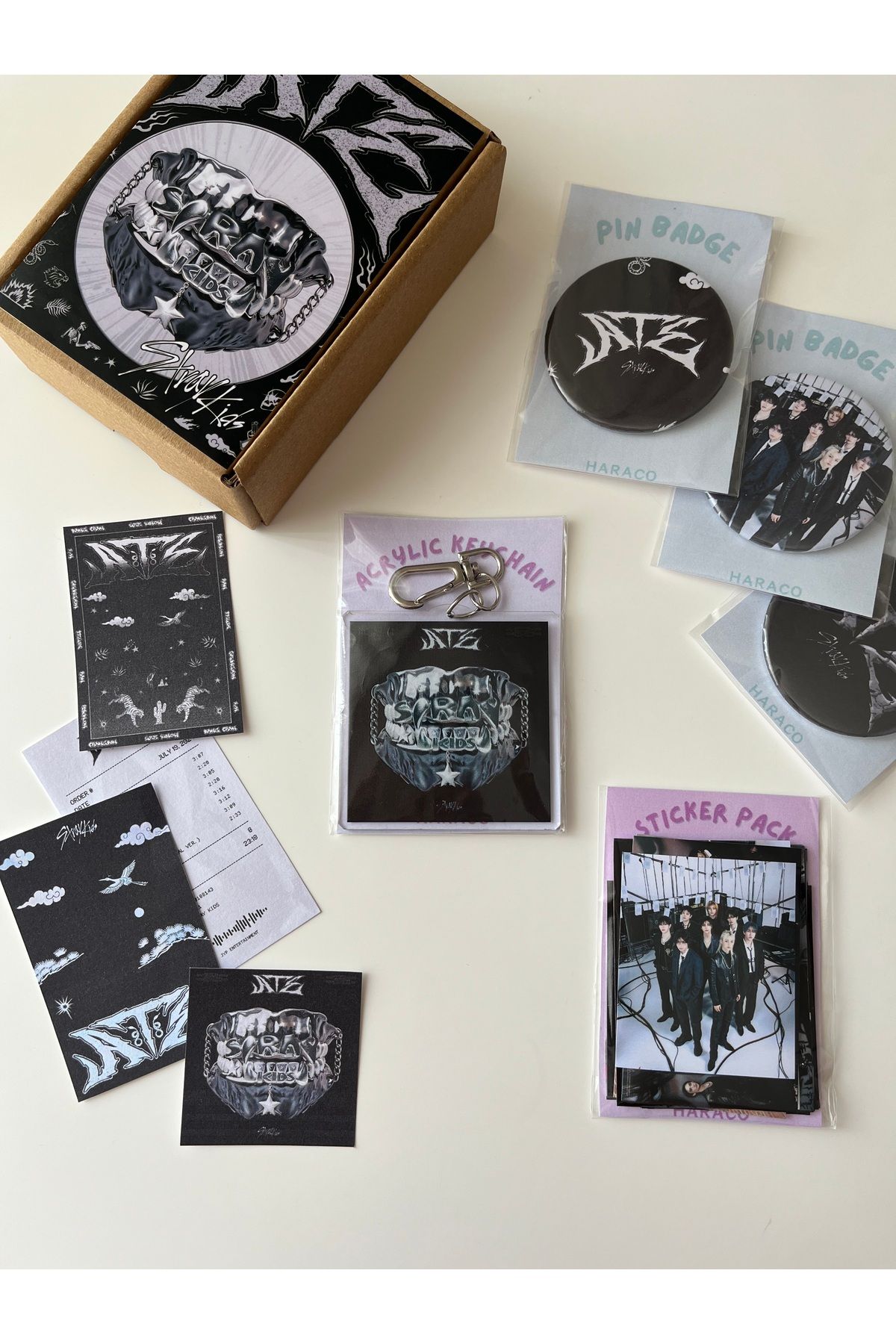 Hara Company Stray Kids Kpop Grubu ATE Album Set ( Rozet, Anahtarlık, Sticker Paketi )