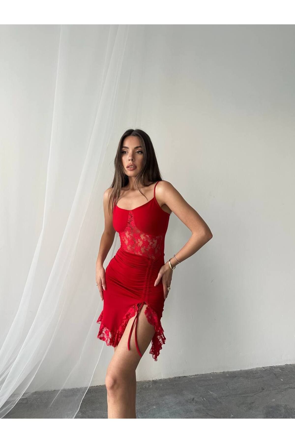 Massilayda Dantel Detaylı İnce Askılı Yırtmaçlı Mini Elbise
