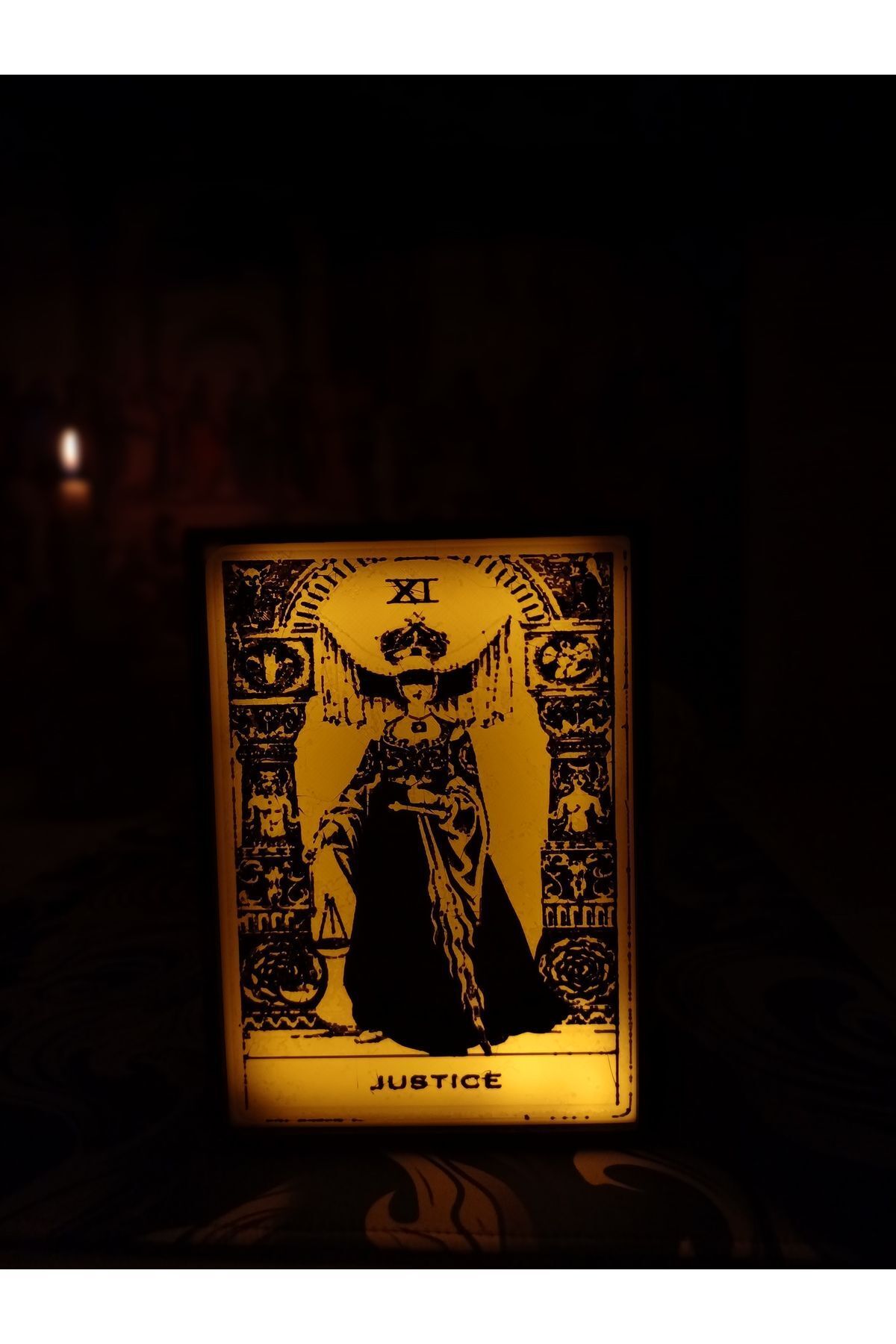 KFK The Justice Tarot Kartı gece ve masa lamb