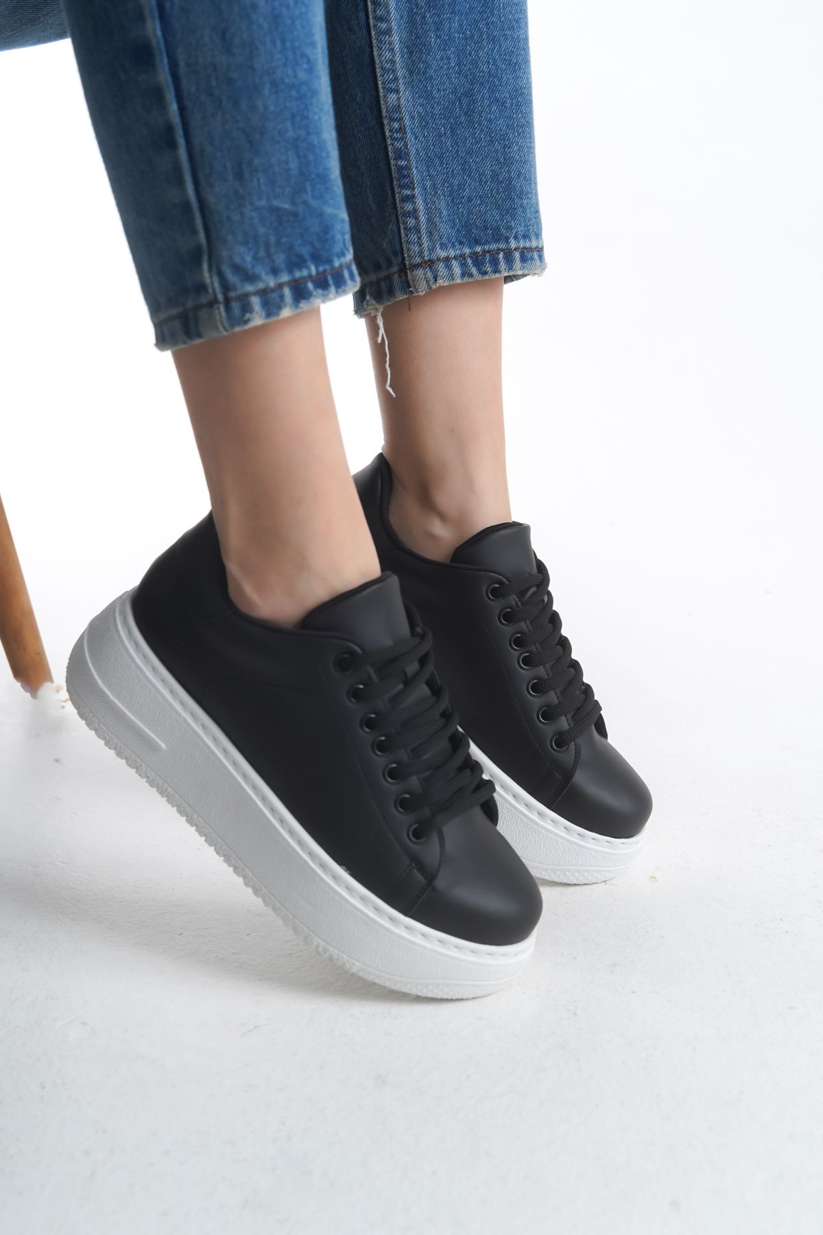 ZOLESSA Kadın Siyah Renk Beyaz Tabanlı Bağcıklı Spor Ayakkabı Kalın ve Yüksek Tabanlı Günlük Rahat Sneaker