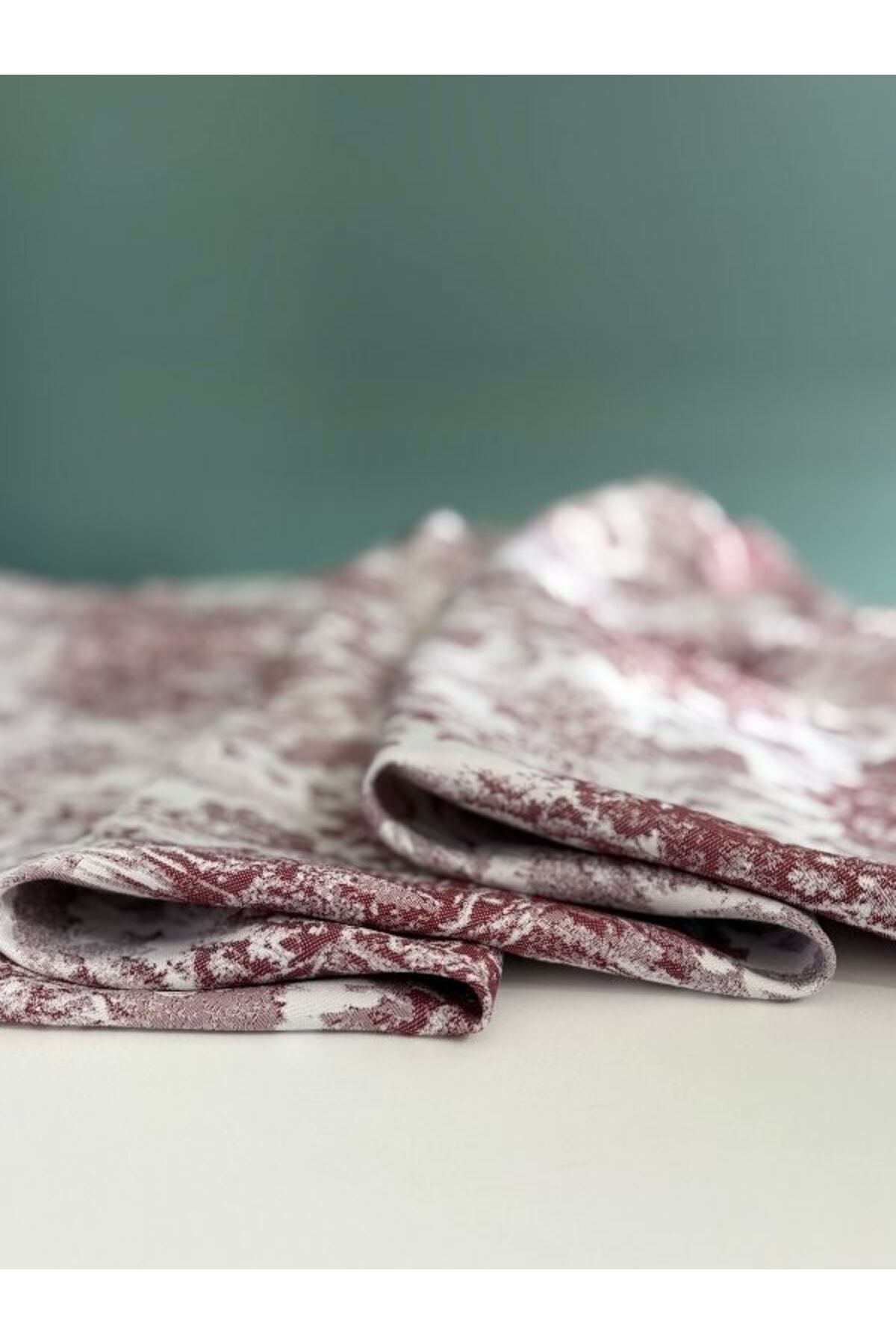 LOOM & LAUREL Jakarlı Dokuma Kumaş Yuvarlak 160 X 160 Masa Örtüsü Bordo Ağırlıklı