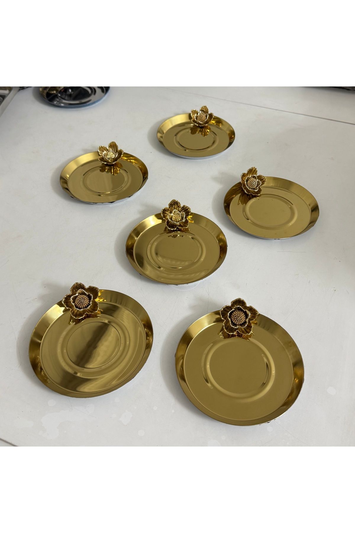 Elzemm store PASLANMAZ ÇELİK GOLD RENK PAPATYA ÇİÇEKLİ 6 ADET BARDAK ALTLIĞI ÇAY TABAĞI