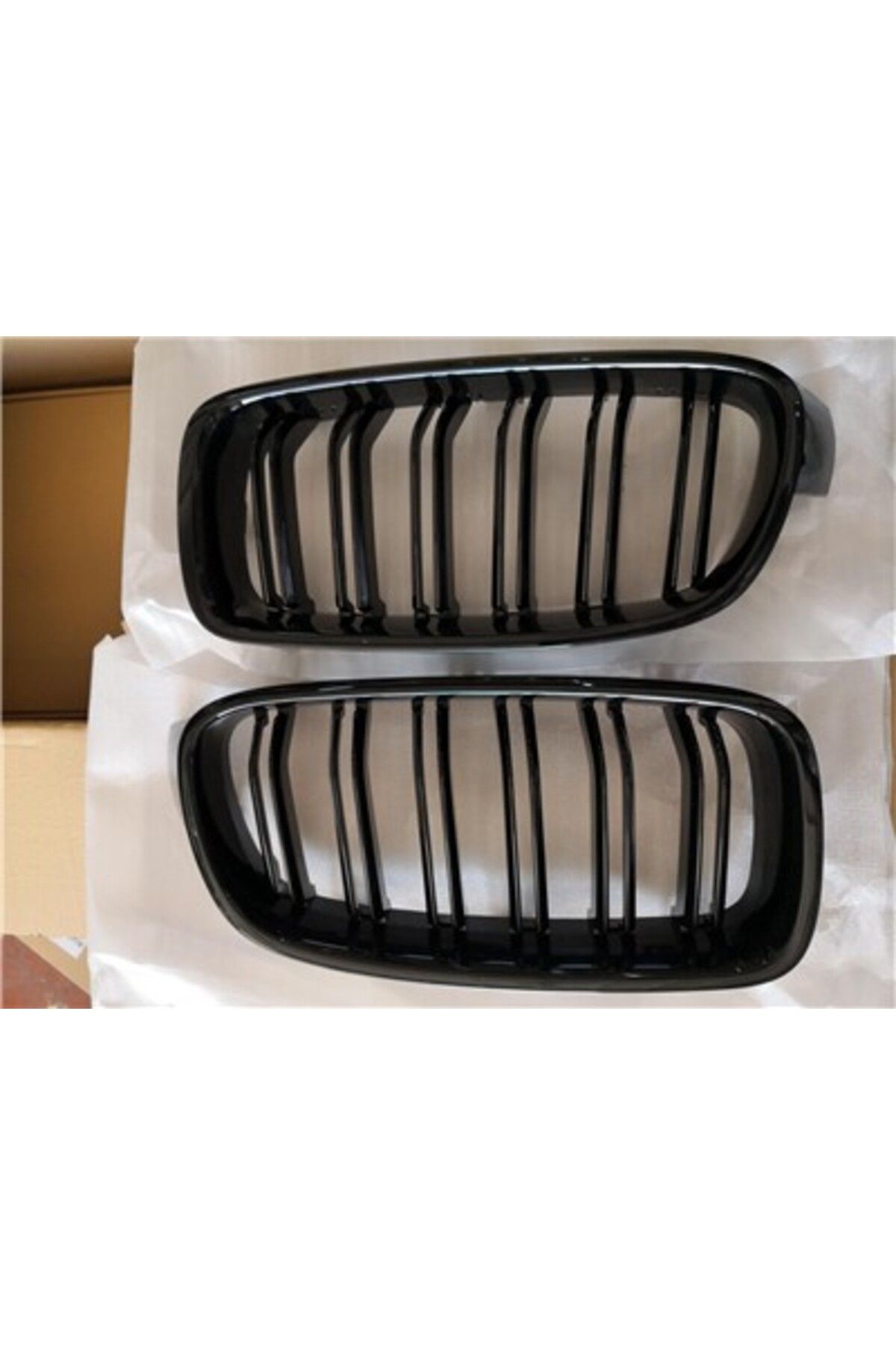 Parçadükkanda ÖN PANJUR BÖBREK PARLAK SİYAH ÇİFT ÇITALI SET BMW F30+LCİ 2012-2018