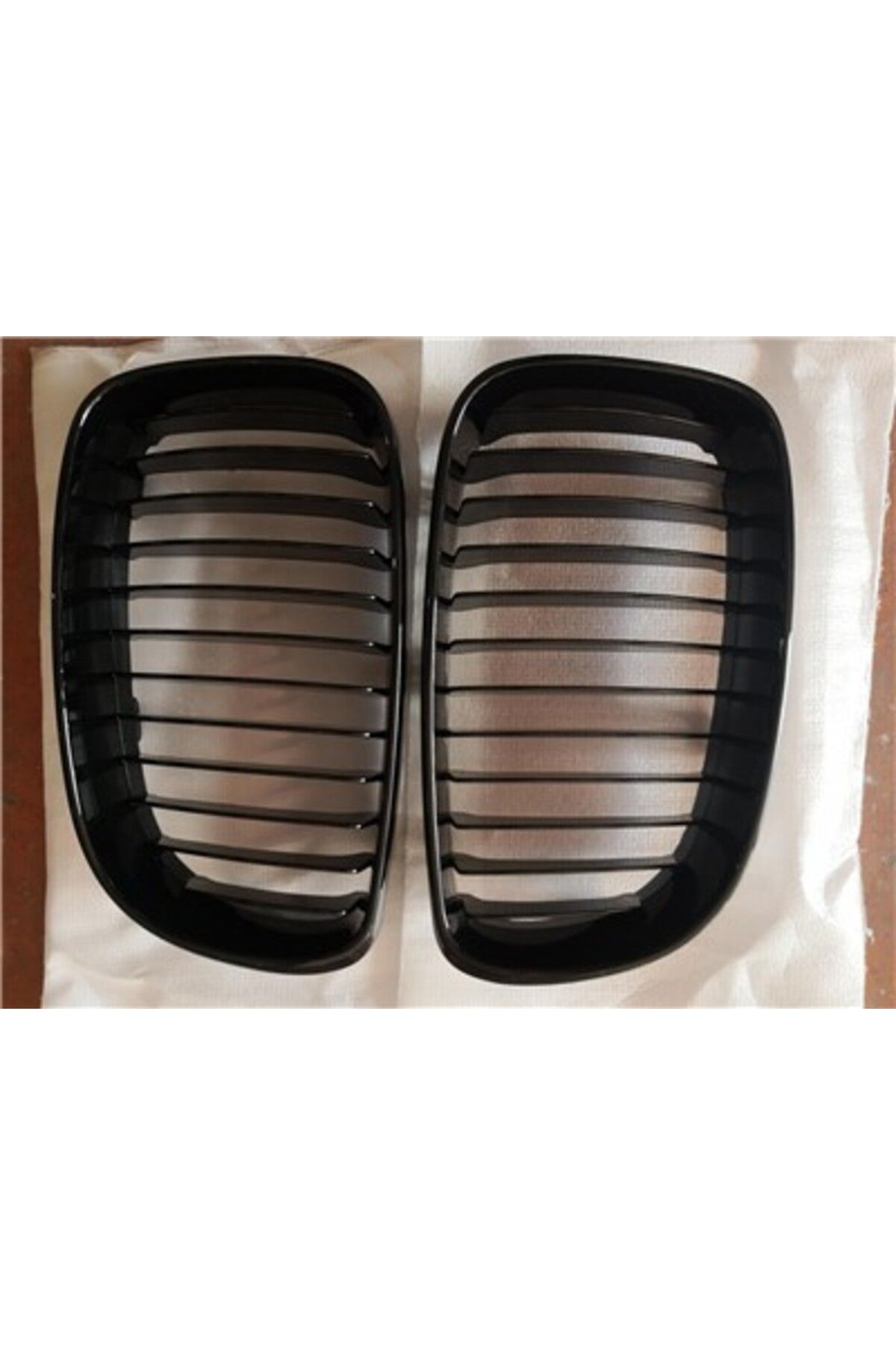 Parçadükkanda ÖN PANJUR BÖBREK PARLAK SİYAH //M KASA SET BMW E87 2007-2011
