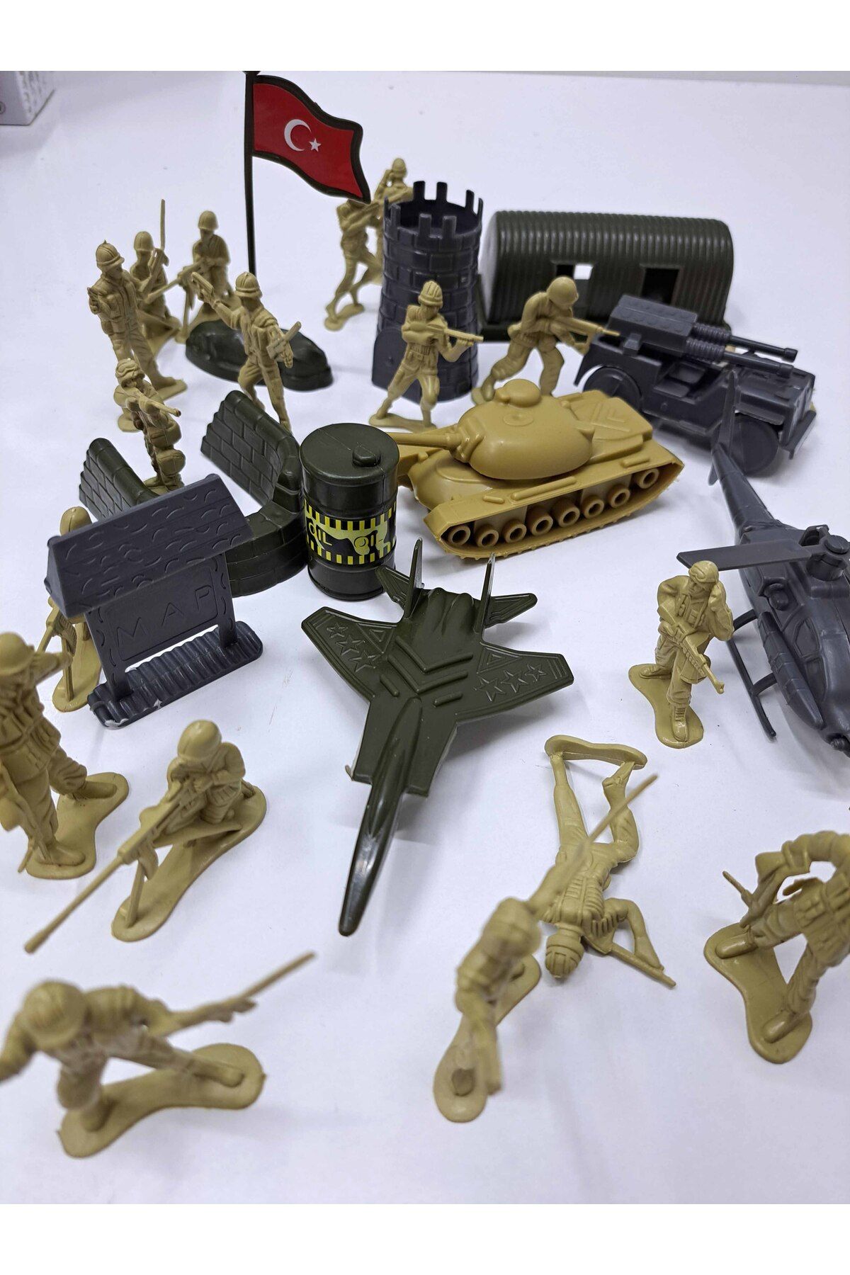 Savaş Asker Seti Tank Uçak Hangar Askerler Mevzi Bayrak Helikopter Strateji 25 Parça 30x20cm