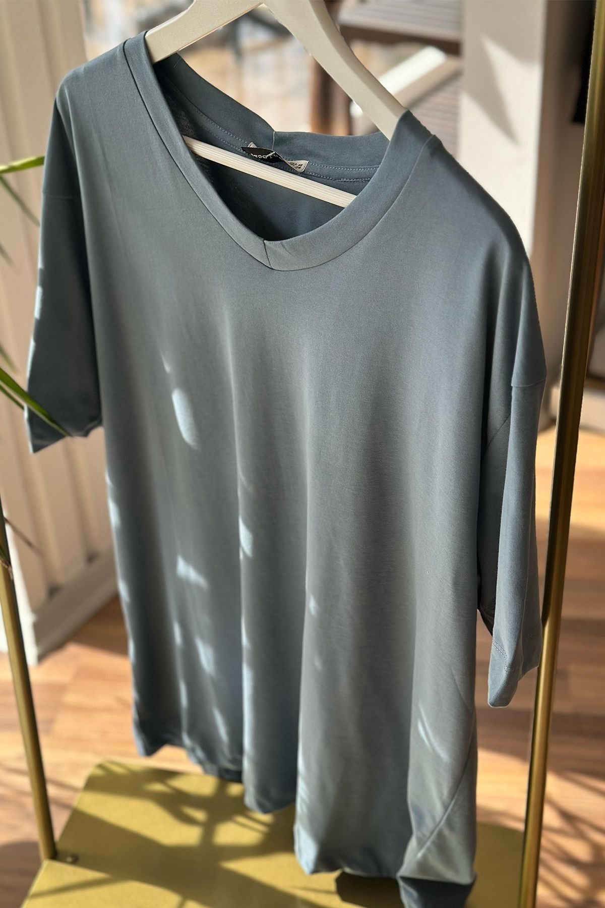 Unique Boutique Mavi V Yaka Pamuklu Oversize Tshirt