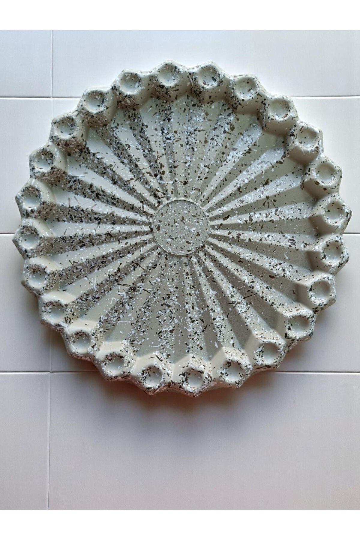 Alkar DÖKÜM TURTA KALIBI HANIMELİ DİLİMLİ YUVARLAK KREM RENK 28 CM
