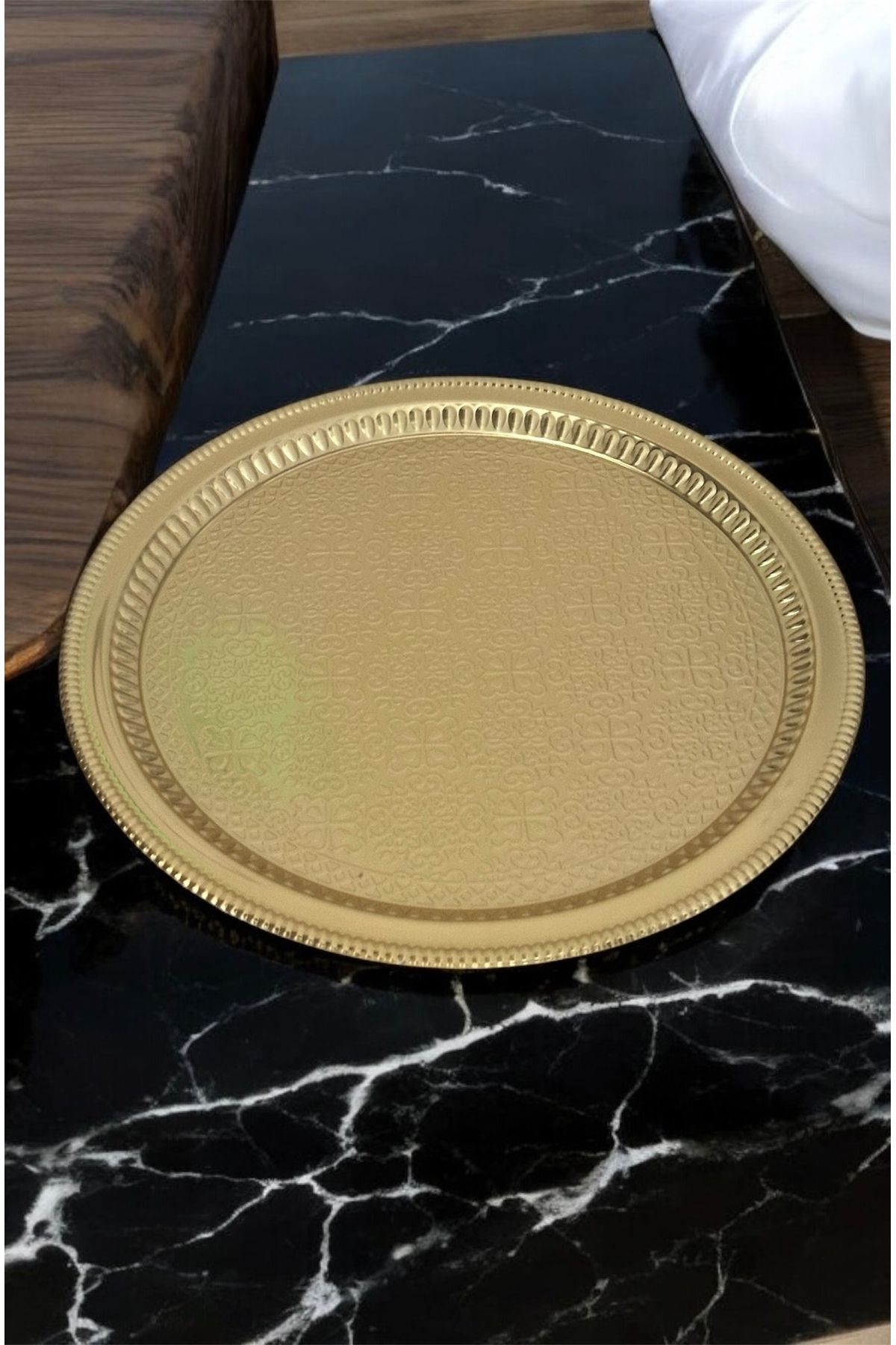 LeesHome Dekoratif İşlemeli Desenli Gold Yuvarlak Sunum Tepsi söz nişan tepsisi 35x35 cm