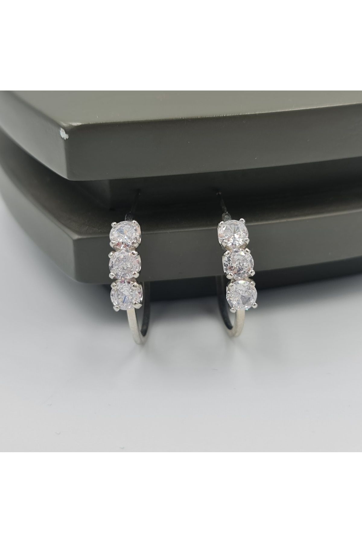 SE Jewellery Collection Selin Ersoy Gümüş Renk Sıralı Zirkon Taşlı Xuping Çivi Model Halka Küpe - Kararmaz