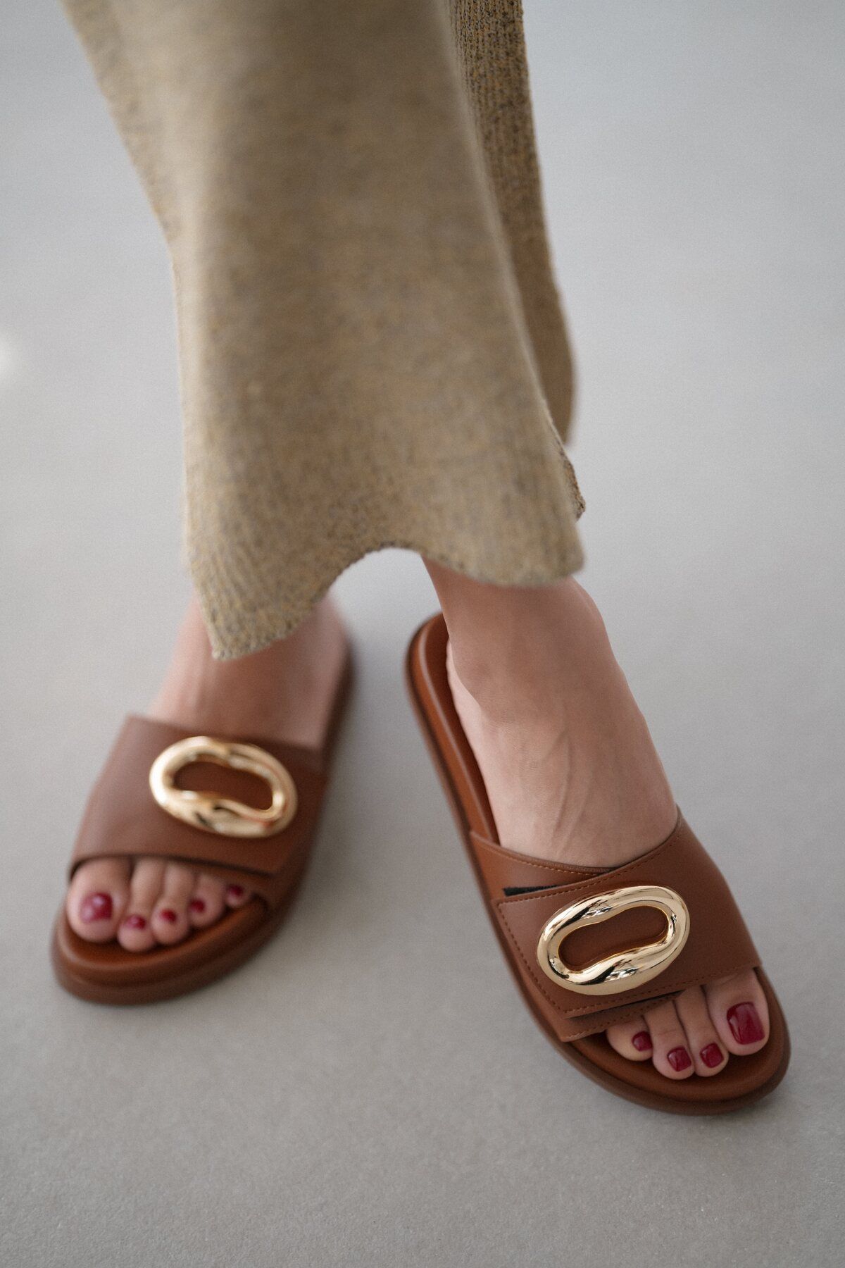 selinshoes Aiden Ayarlanabilir Cırtlı Gold Toka Detaylı Kadın Terlik- TABA