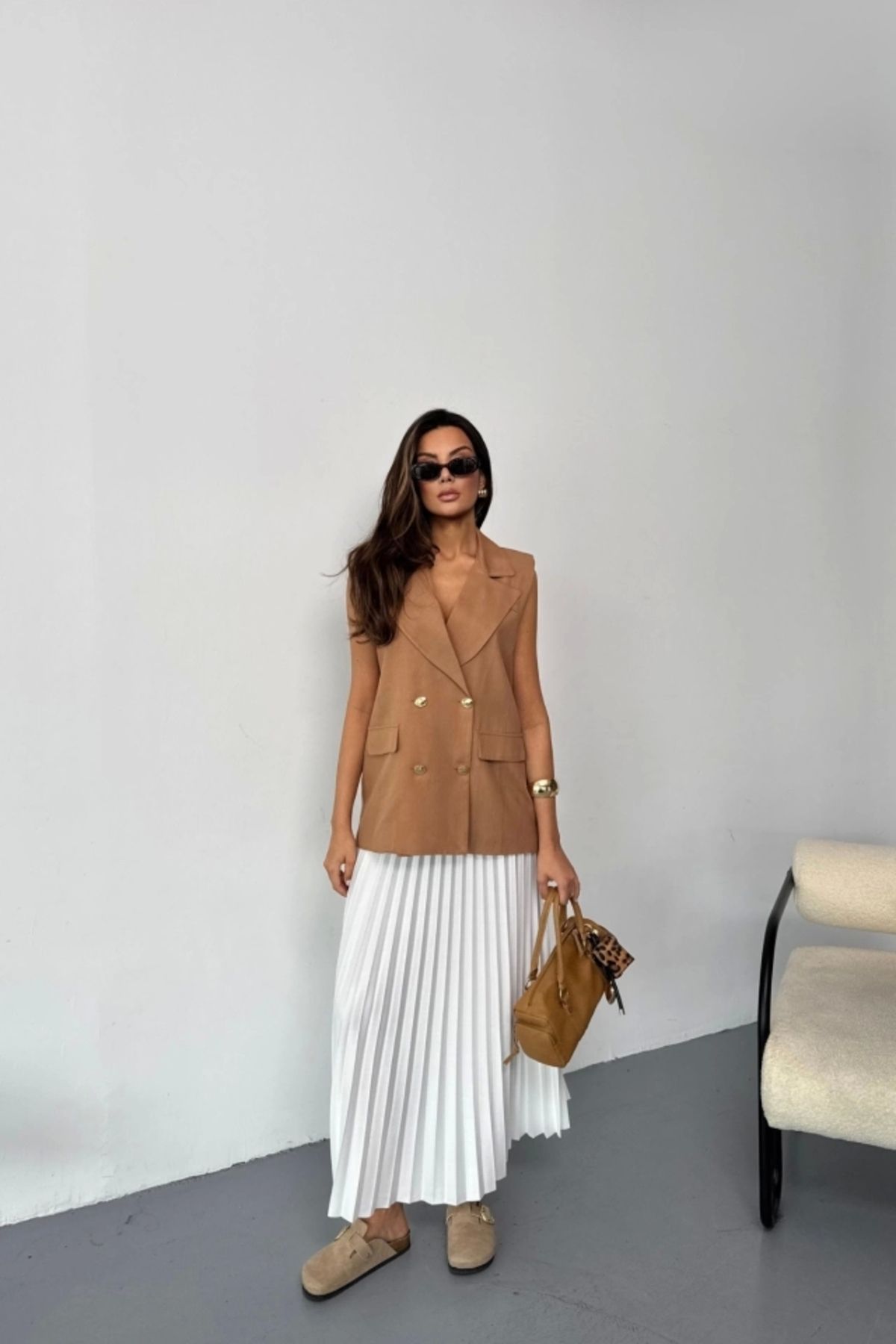 nedo7-Linen Vest with Gold Buttons - Brown 3