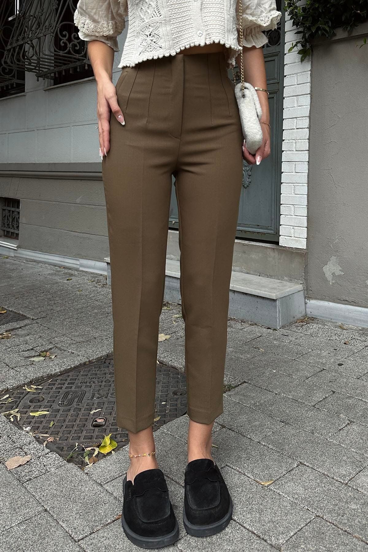 A&O Style Kadın Acı Kahve Önü Biyeli Cepli Yüksek Bel Havuç Model Kumaş Pantolon