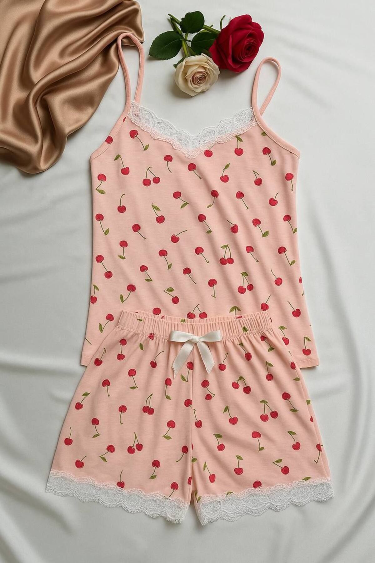FEMYNA Pembe Dantel Kiraz Detaylı Şortlu Pijama Takımı - Askılı Üst