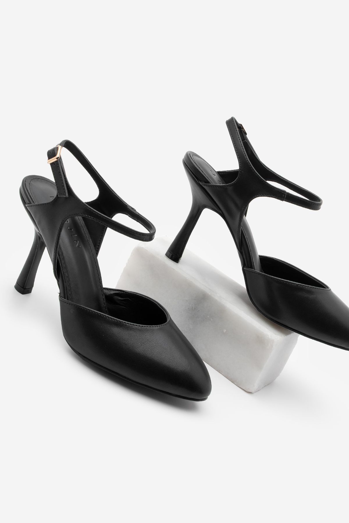Marjin Kadın Stiletto Oval Burun Arkası Açık Atkılı Topuklu Ayakkabı Valfe Siyah
