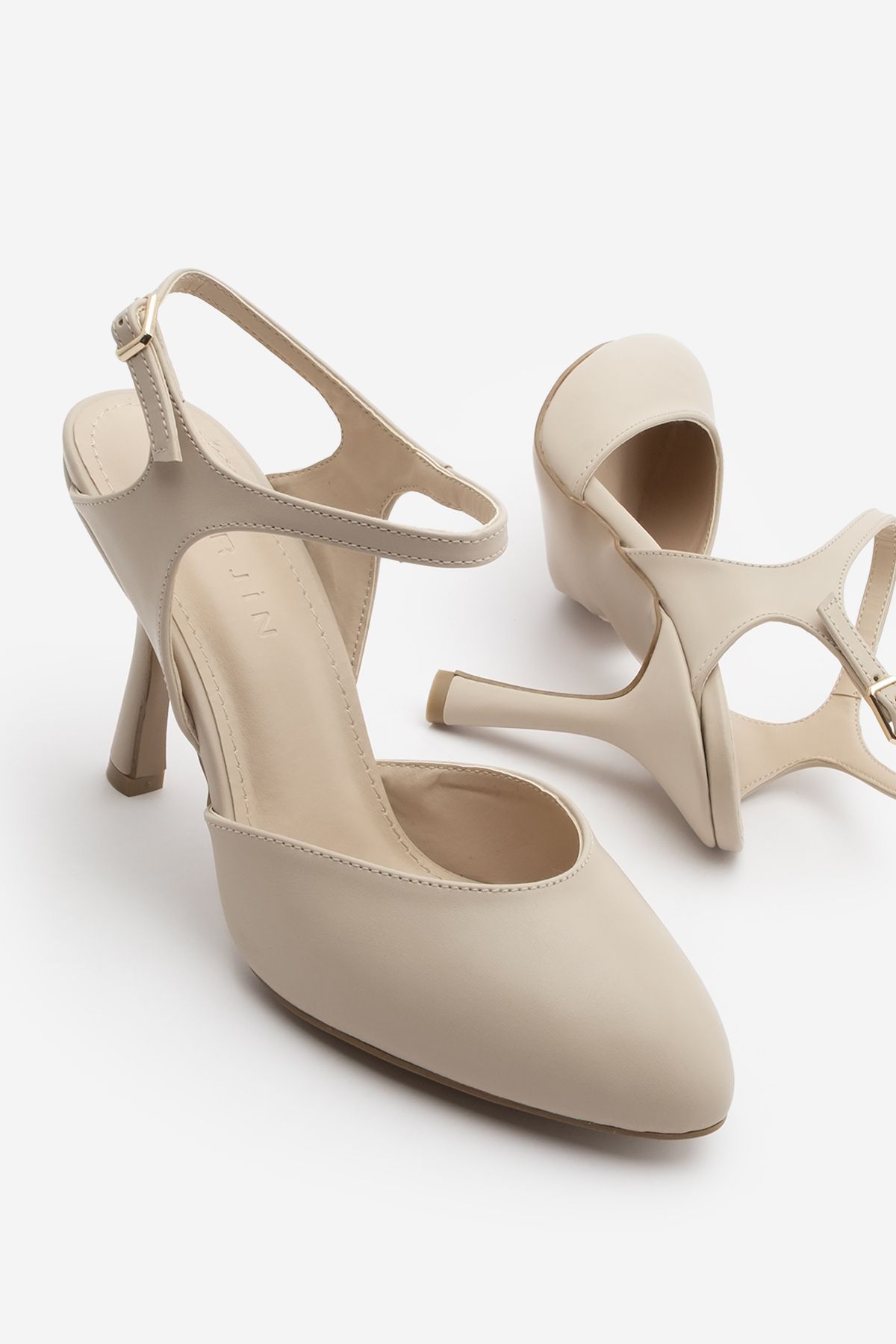 Marjin Kadın Stiletto Oval Burun Arkası Açık Atkılı Topuklu Ayakkabı Valfe Bej