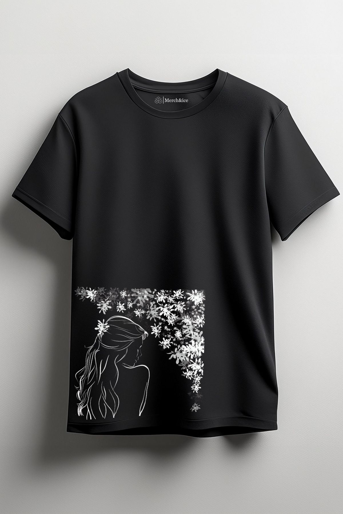 Merch&ice Çiçekler İçinde Kız Baskılı Unisex T-Shirt
