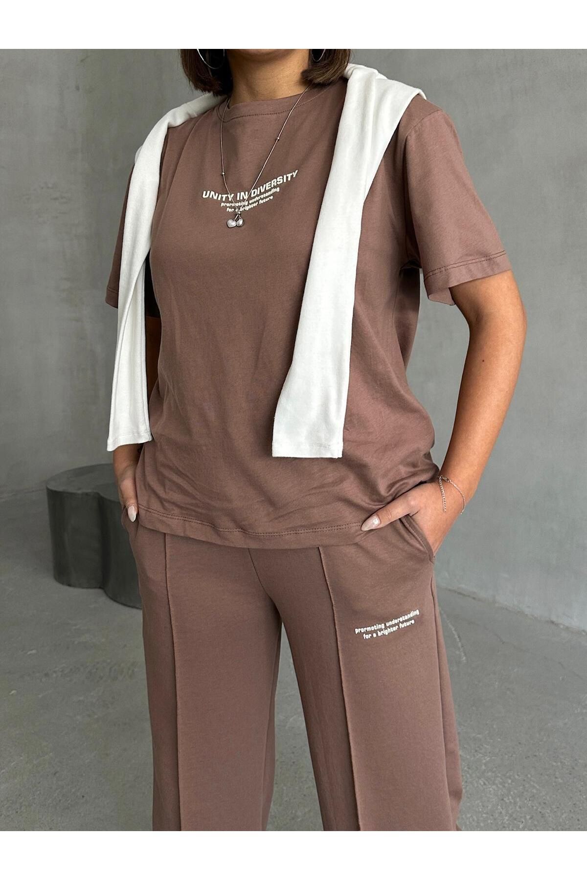 Cappmoda-TKM-0045 Καφέ Unity In Diversity Text Injection Μπλουζάκι με λαιμόκοψη με ελαστική μέση γρασίδι 4