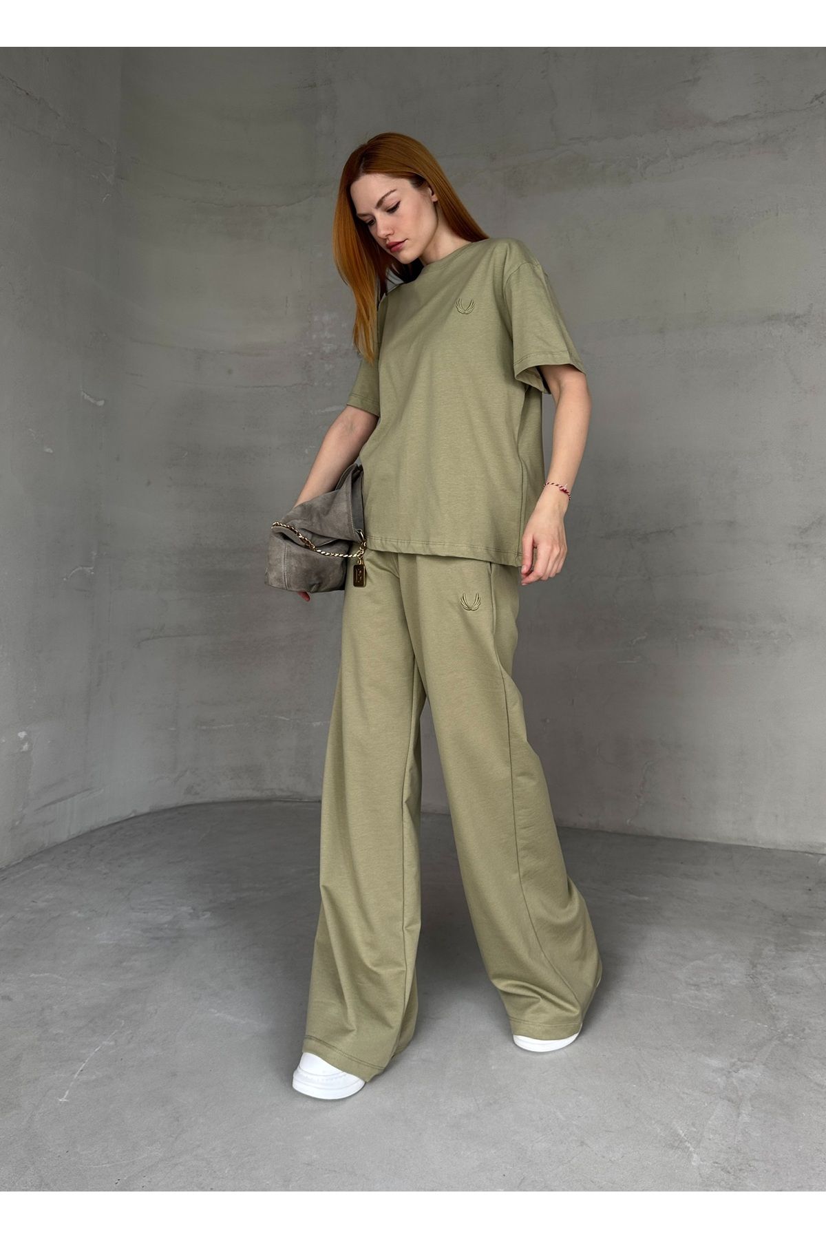Cappmoda TKM-0052 Haki Yaprak Desen İşlemeli Bisiklet Yaka Tişört Bel Bağlamalı Palazzo Pantolon İkili Takım
