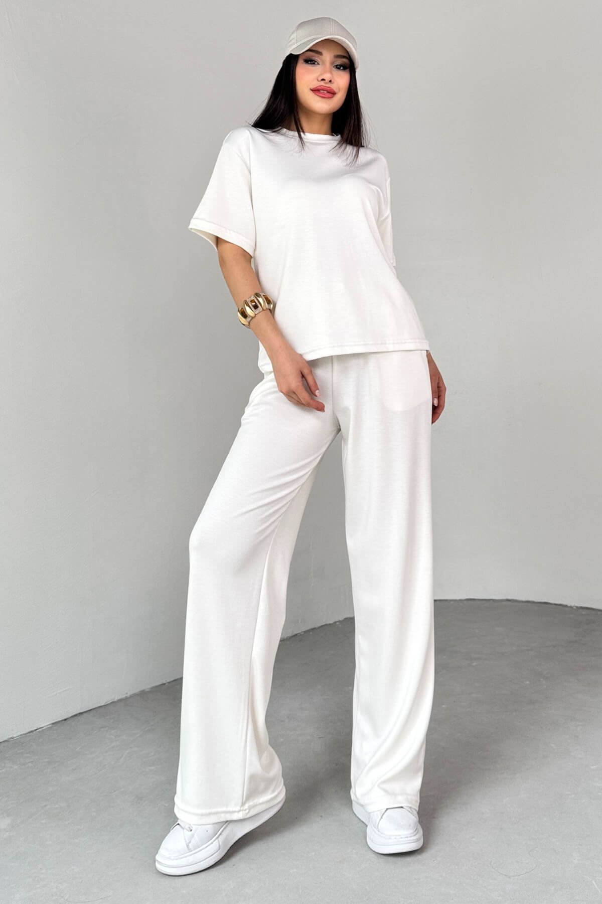 Cappmoda TKM-13265 Beyaz Bisiklet Yaka Tişört Lastikli Salaş Pantolon İkili Takım