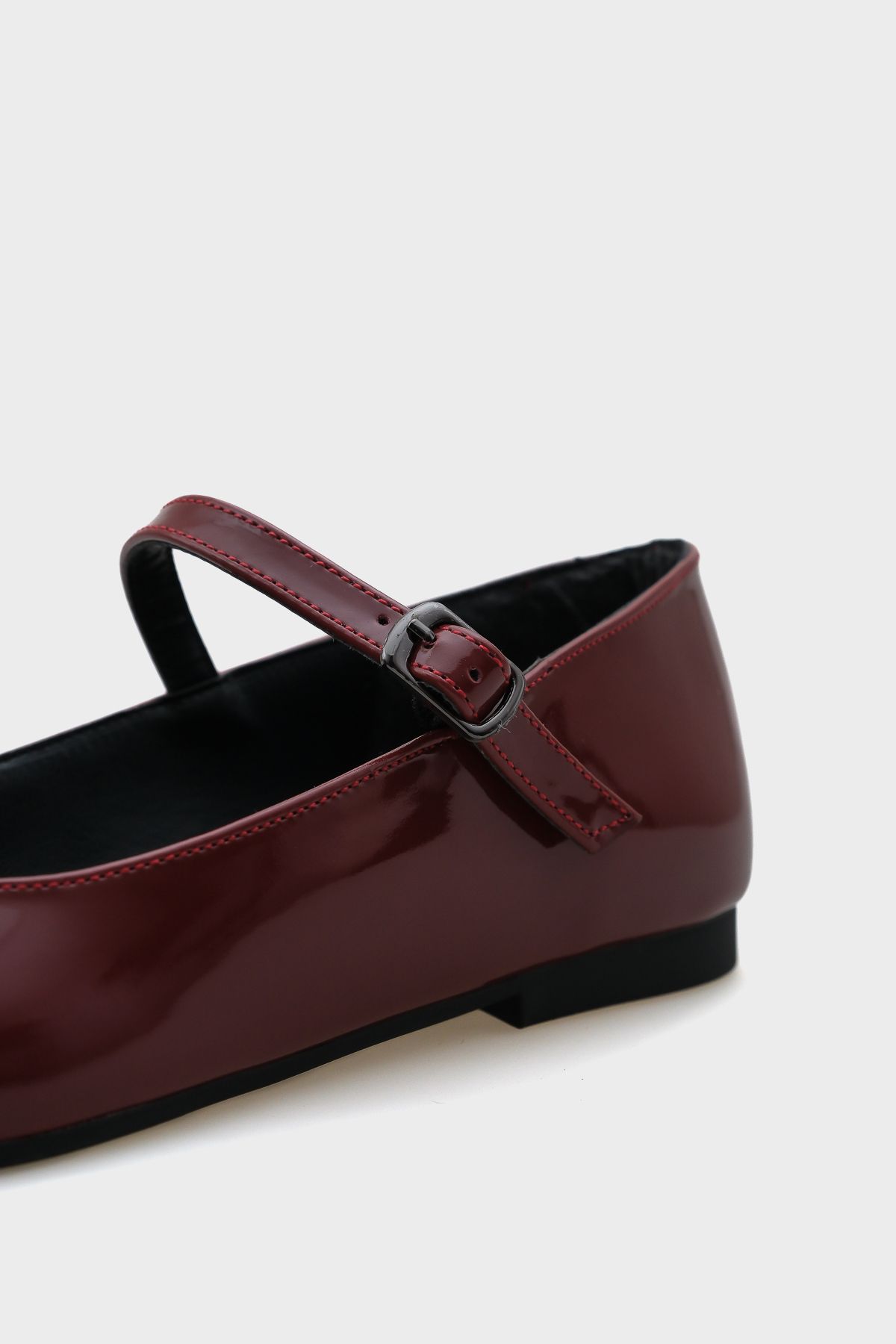 Capone Outfitters-Damskie baleriny Blunt Toe Banded Margin Jane ze skóry lakierowanej w kolorze bordowym 3