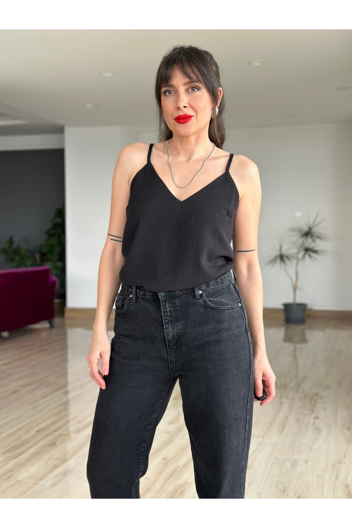 AYSEGUL SOZKESEN İp Askılı V Yaka Siyah Renk Bluz