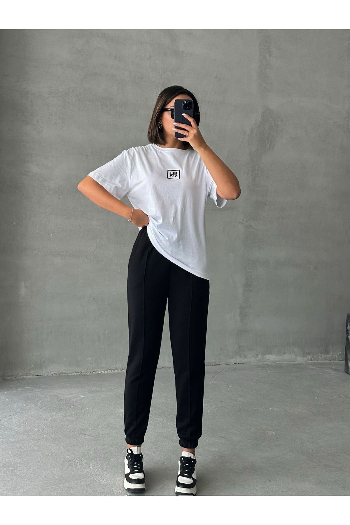 Cappmoda TKM-0047 Siyah Frıday Yazılı Enjeksiyon Baskı Bisiklet Yaka Tişört Etiket Detay Bel Lastikli Jogger