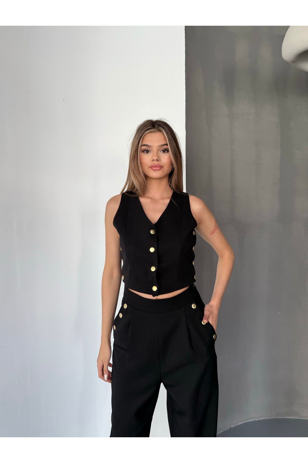 Cappmoda TKM-03674 Siyah Çıtçıt Detaylı Atlas Kumaş Yelek Havuç Model Pantolon İkili Takım