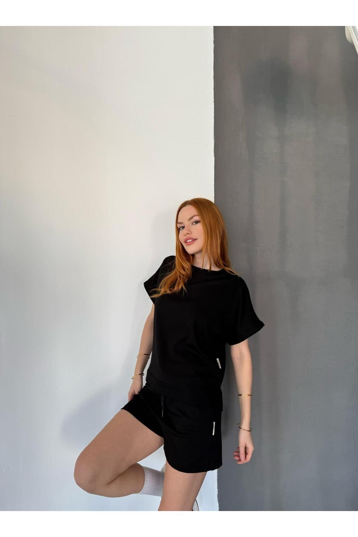 Cappmoda TKM-0021 Siyah T Kol Model Bisiklet Yaka Tişört Bel Lastikli İp Bağlamalı Cepli Şort İkili Takım