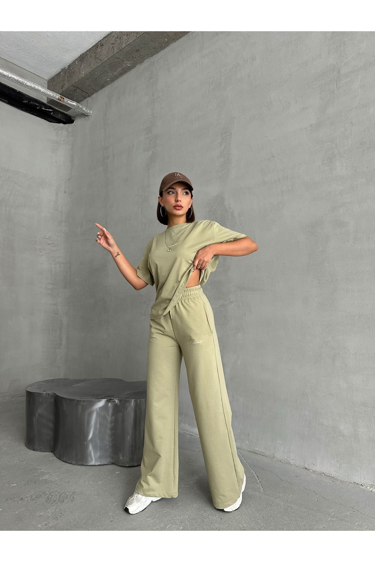Cappmoda TKM-0044 Haki Stay Strong Yazı Enjeksiyon Baskı Bisiklet Yaka Tişört Bel Lastikli Palazzo Pantolon İ