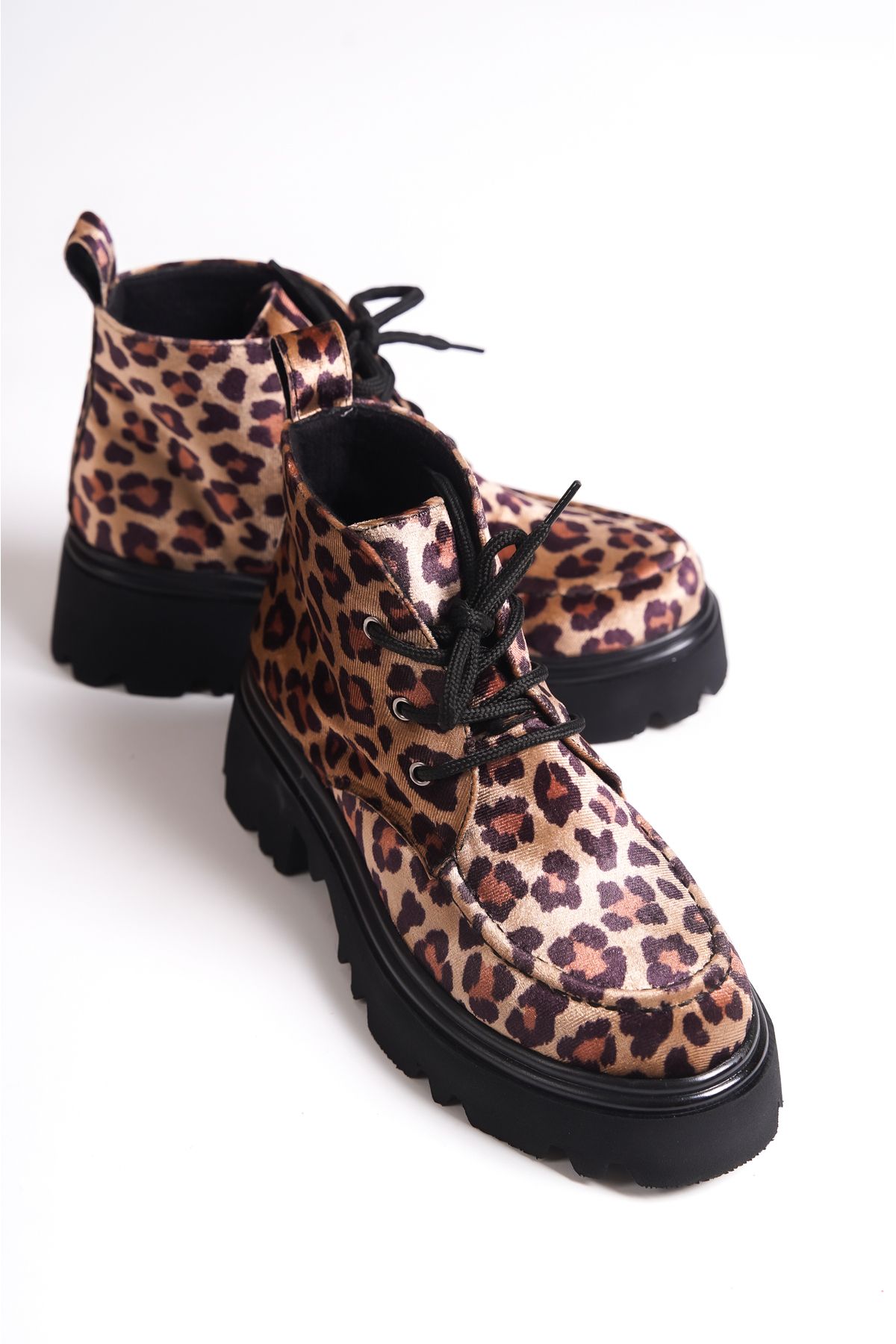 Capone Outfitters-Sznurowane buty damskie z okrągłym noskiem i podeszwą Trac 6