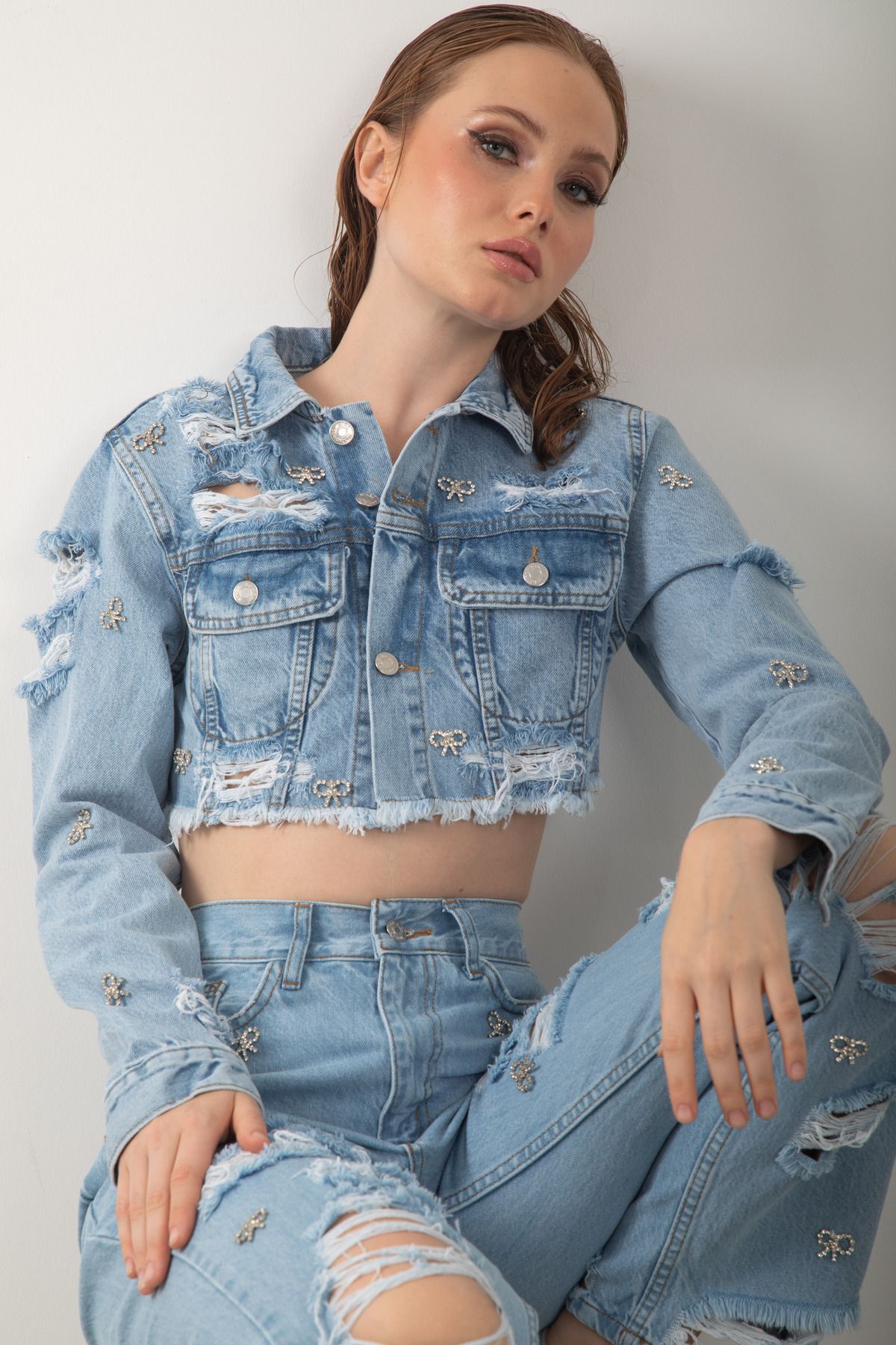 top girl Kadın Fiyonk Taş Aksesuarlı Crop Yırtıklı Kısa Kot Ceket