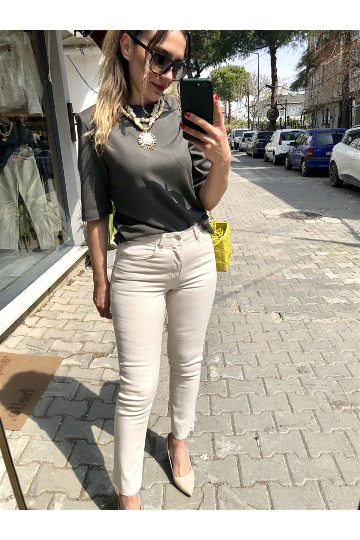 Gözde Tasarım Butik KADIN TAŞ RENGİ VANİLYA LİKRALI KESİK PAÇA BOYFİT JEAN YAZLIK KOT PANTOLON