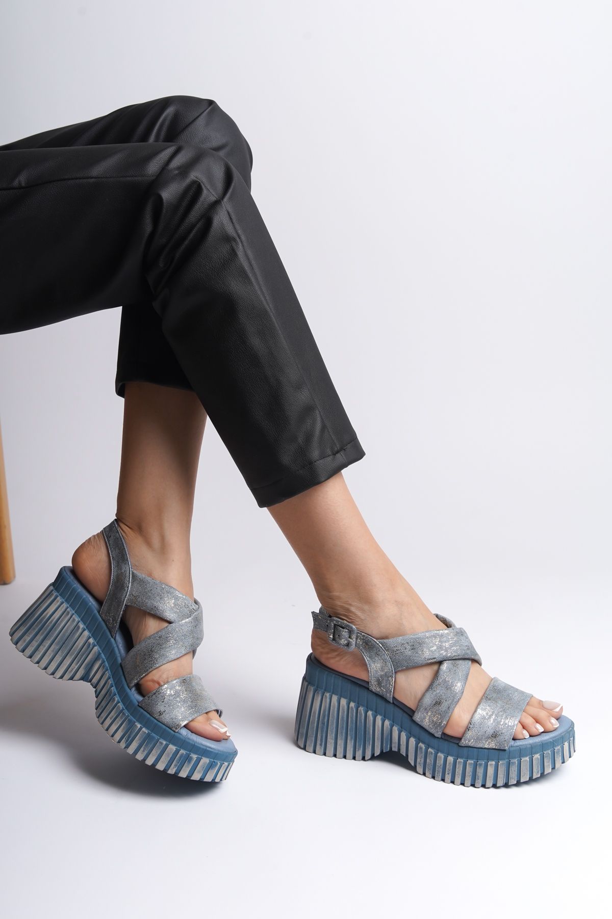 صندل آبی زنانه های چرمی راحتی پاشنه پا را پر کنید Capone Outfitters