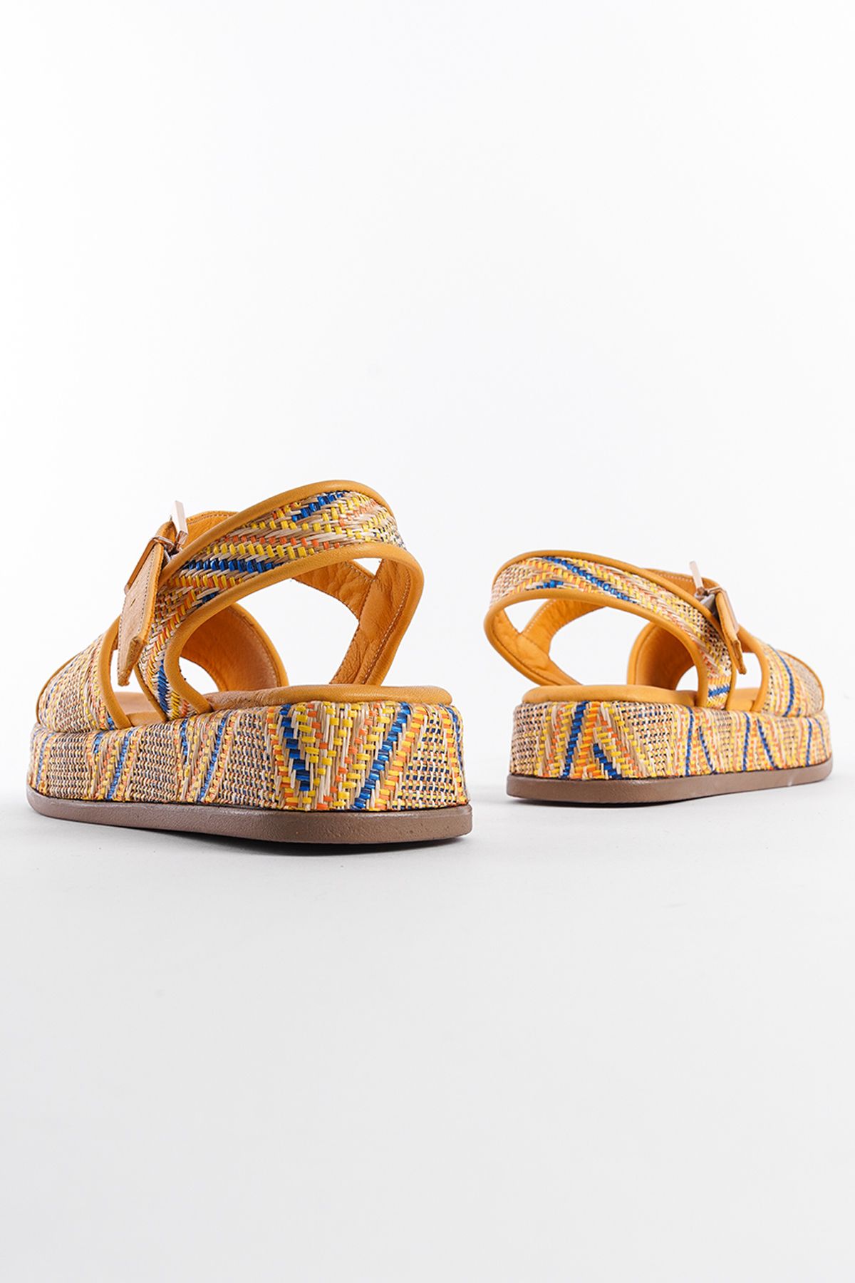 صندل زرد زنانه چرمی را با مارک از پرواز هدر دهید Capone Outfitters