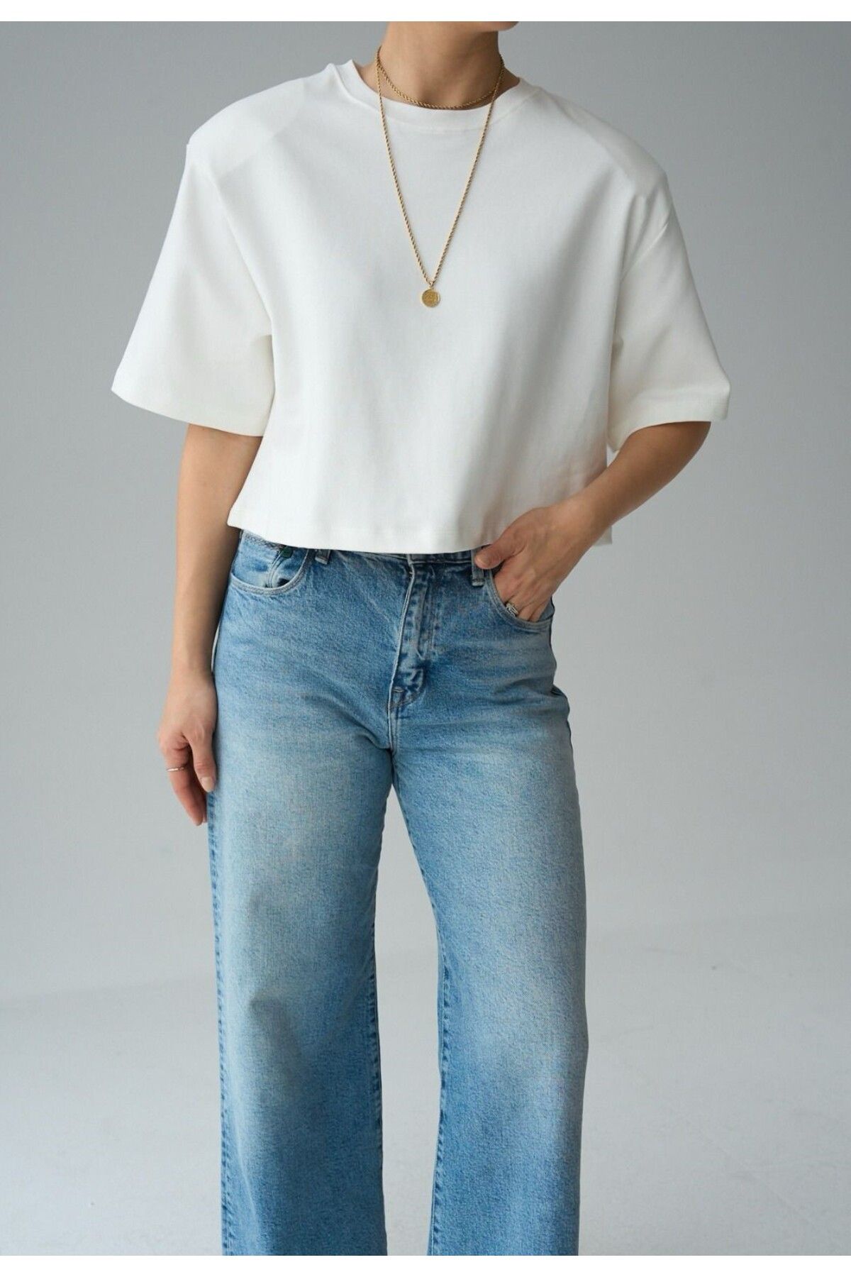 FEMMESTUDIO Kadın Ekru Bisiklet Yaka Vatka Detaylı Crop T-shirt