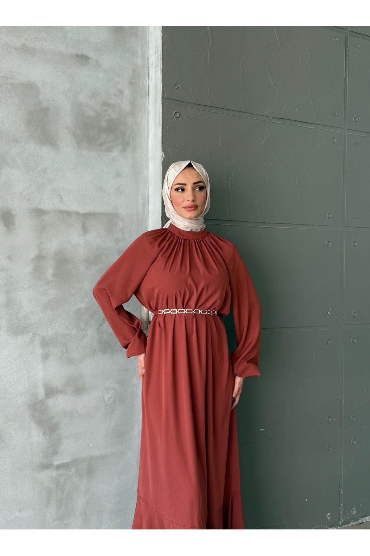 Aranlı tekstil ZİNCİR KEMERLİ MEDİNE İPEĞİ VOLANLI TESETTÜR ELBİSE