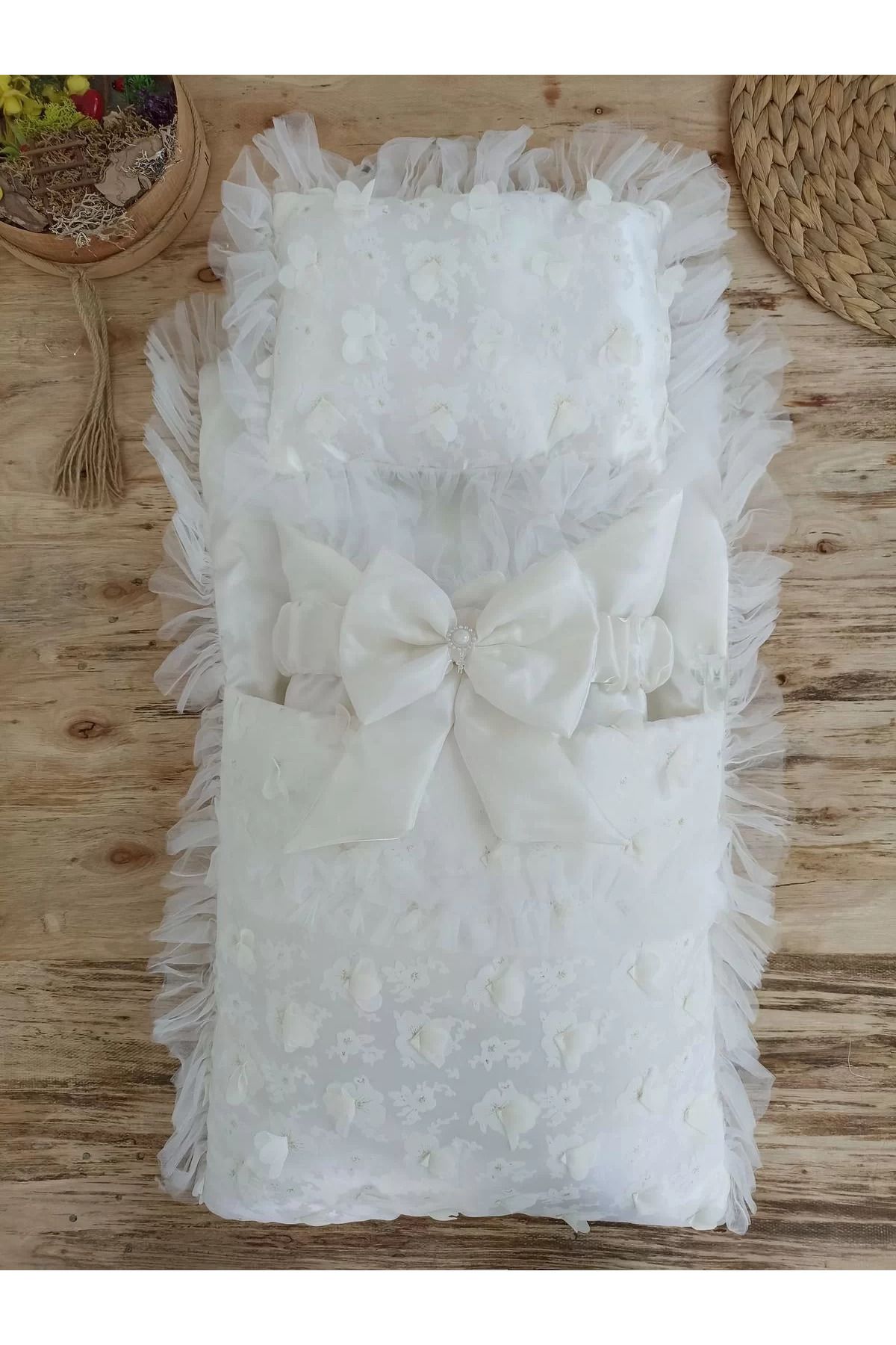 Shop58 Yenidoğan İzmir İncisi Tül İşlemeli Pamuklu Fiyonklu Kundaklı Lüks 3lü Alt Açma Seti