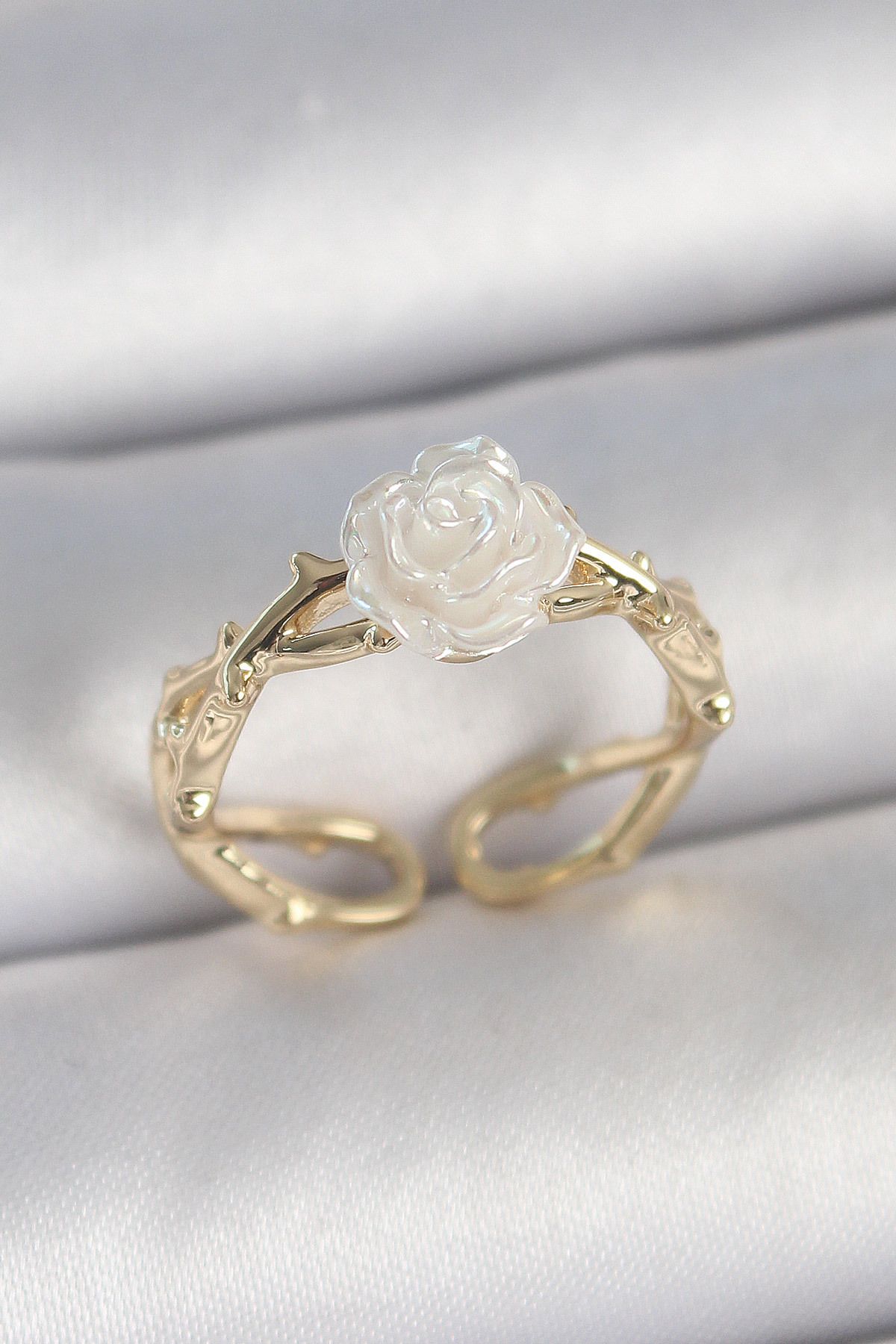 STYLE OF CARMEN Pirinç Gold Renk Beyaz Gül Model Ayarlanabilir Kadın Yüzük