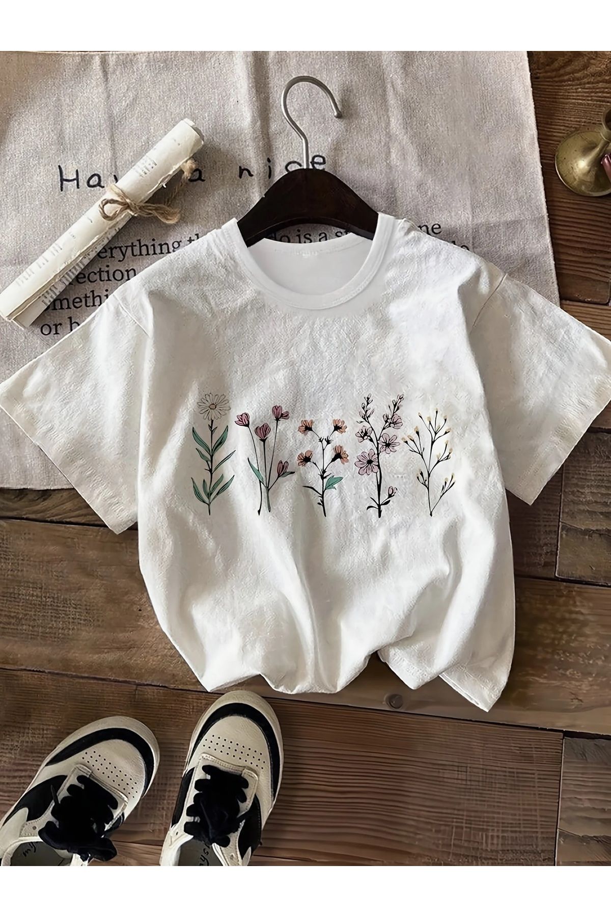 Ferhatlı Kadın Beyaz Oversize Çiçek Baskılı Tişört