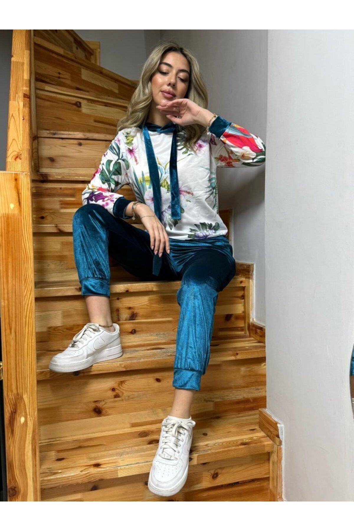 Şair Kadın Kadife Kumaş Uzun Kollu Kapüşon Detay çiçek Baskılı Sweat Ve Pantolon Ikili Takım