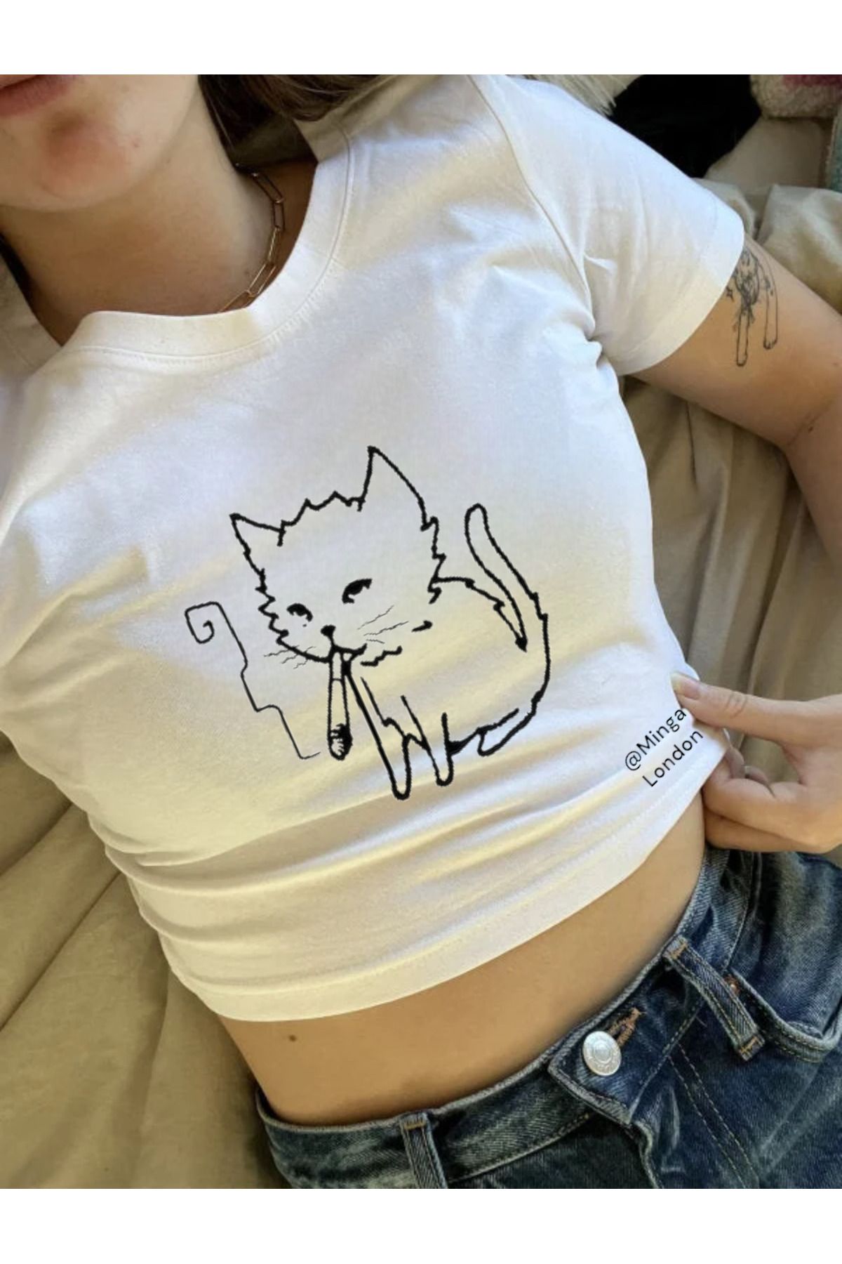 Minga London Beyaz Black Smok✭ng Cat Baskılı Crop Top -Mingalondon