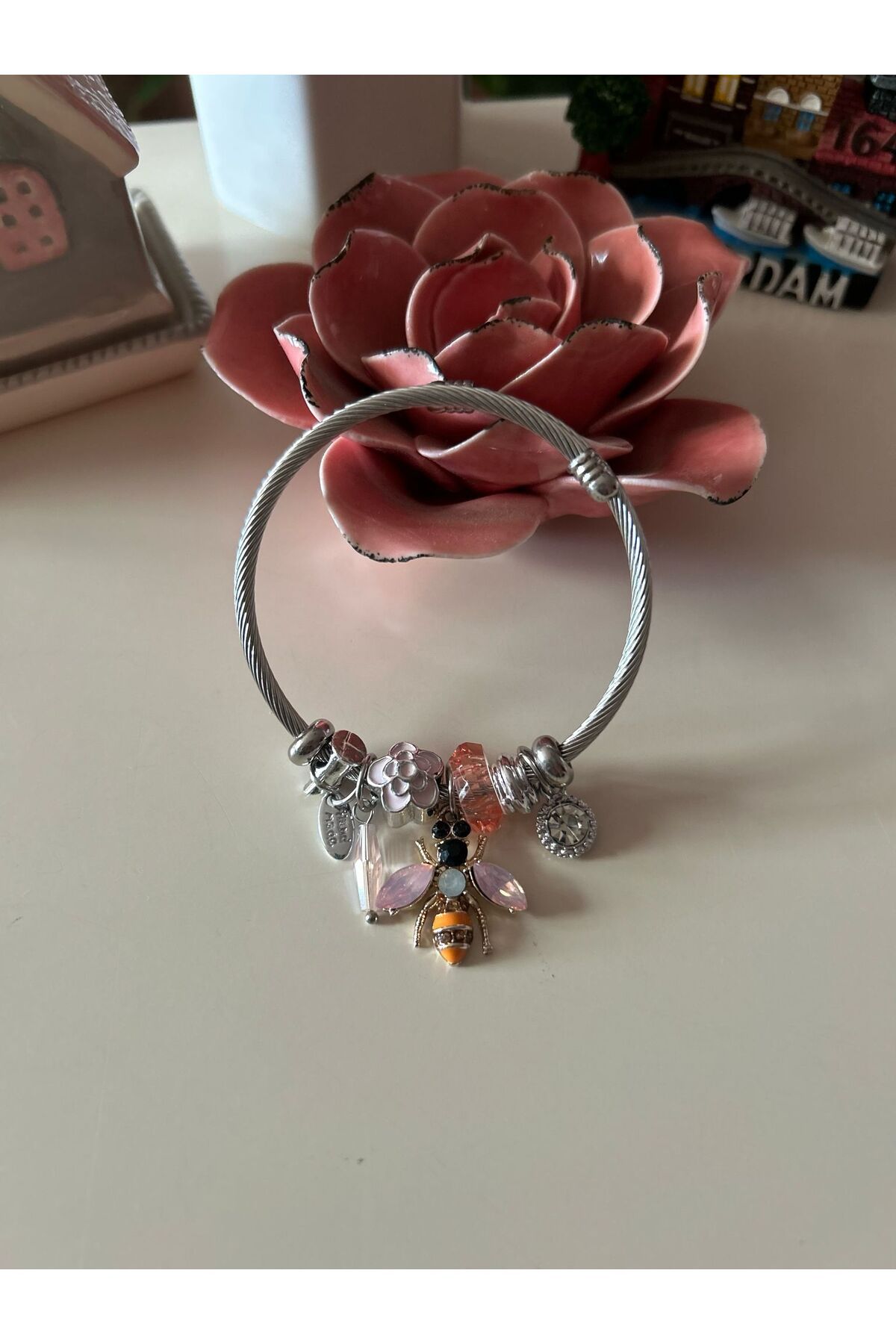 Cheecky Chic Arı Figürlü Mor Çiçekli ve Zirkon Taşlı Charm Bileklik – Sallantılı Detaylı Bileklik, Ayarlanabilir