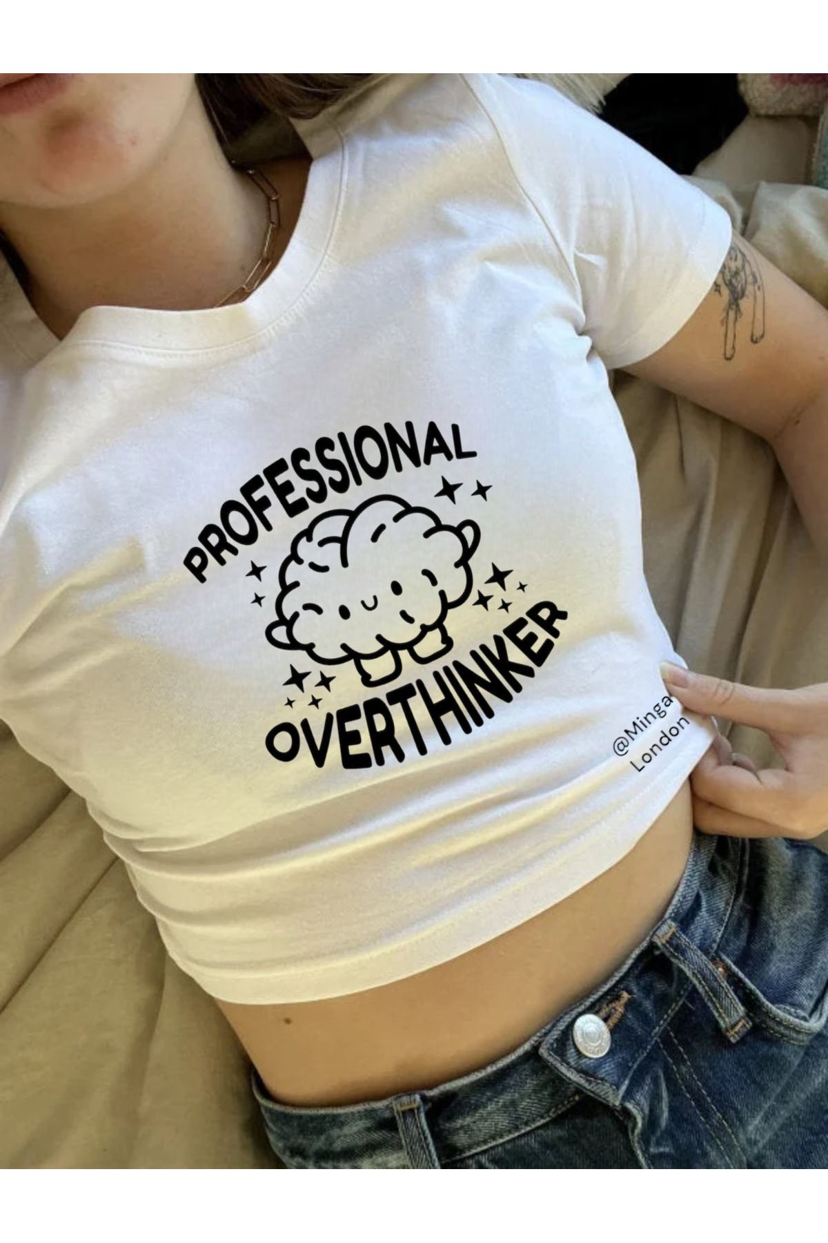 Minga London Beyaz Professional Overthinker Baskılı Crop Top -Mingalondon