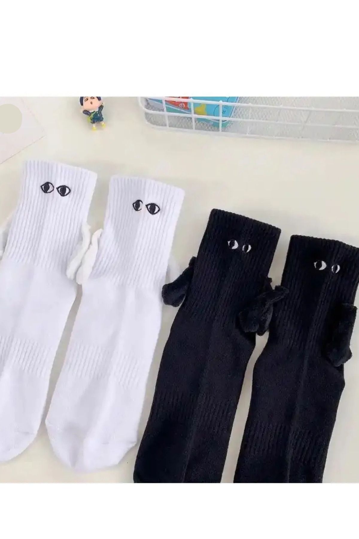 Shop58 Siyah ve Beyaz Mıknatıslı Halay Çeken Arkadaş Aşk Çorabı 2 Çift