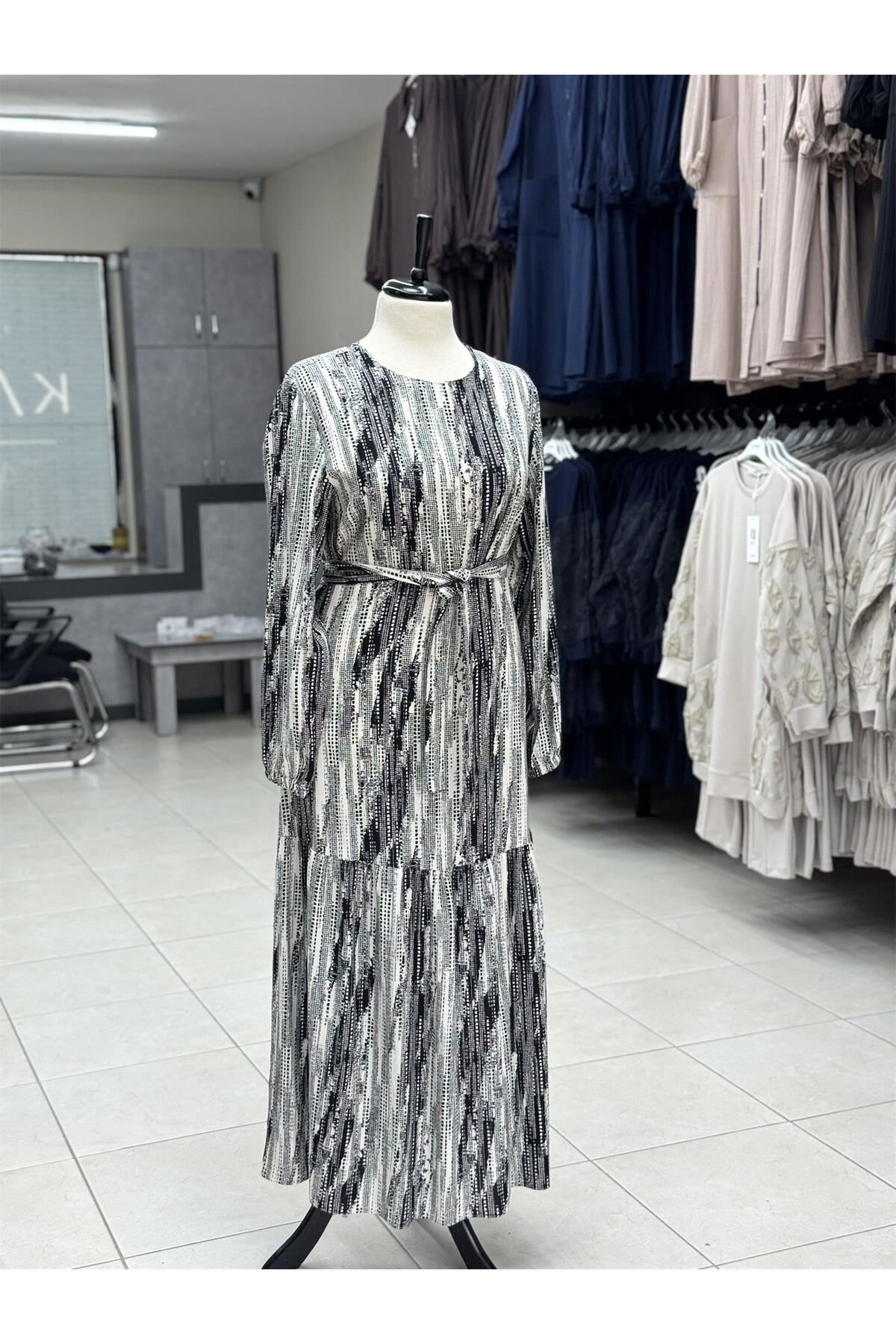 LARCH EXCLUSİVE VİSKON KEMERLİ BÜZGÜLÜ ELBİSE