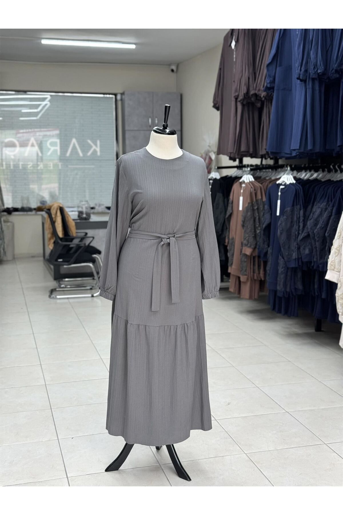 LARCH EXCLUSİVE GOFRE KEMERLİ BÜZGÜLÜ ELBİSE