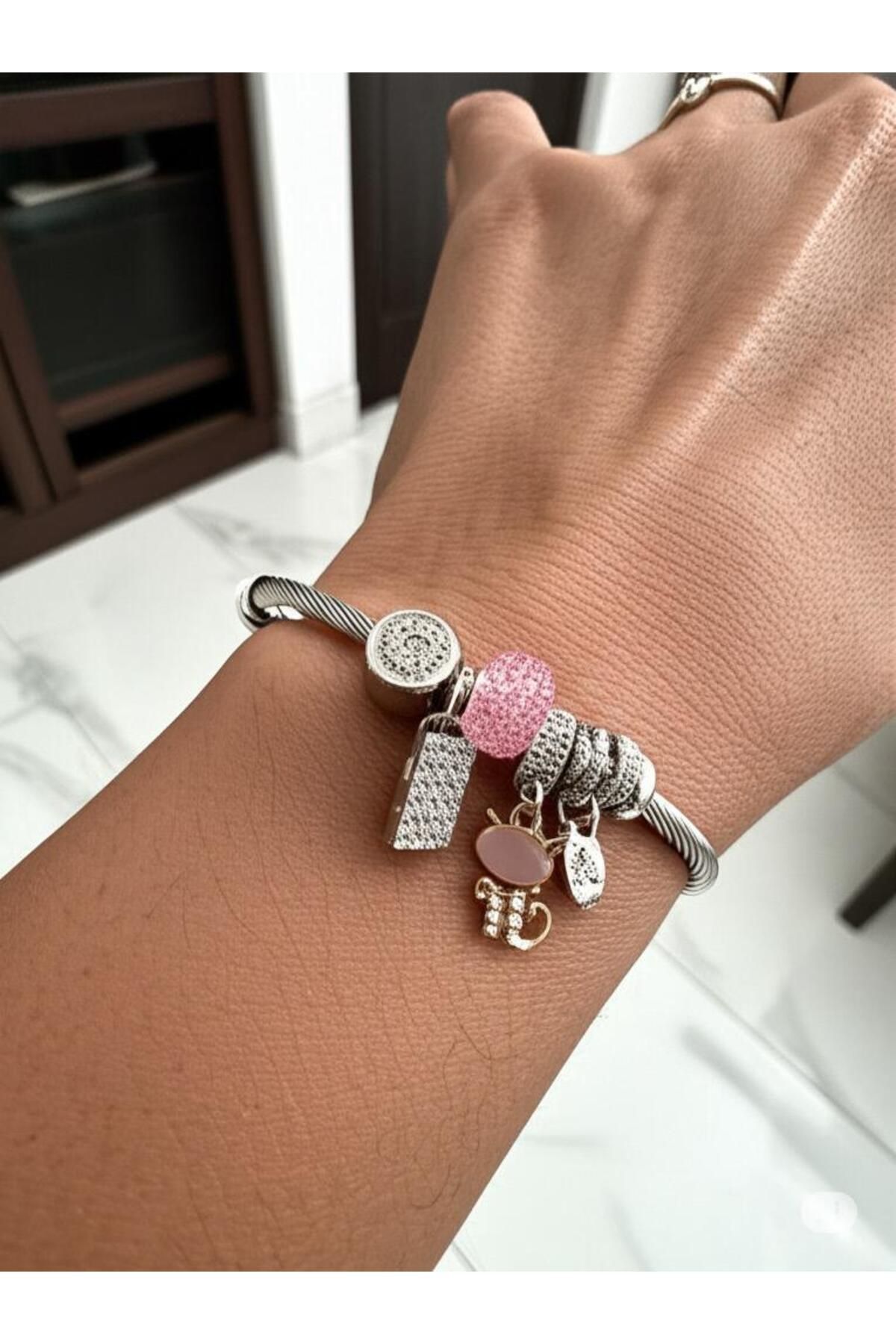 magische Gümüş renk pembe ve taşlı charmlarıyla şık bir hediye
