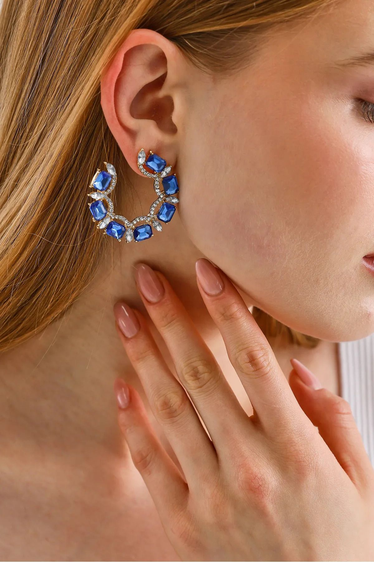 begüm jewelery MAVİ ZİRKON TAŞLARLA SÜSLÜ HALKA TASARIM KÜPE