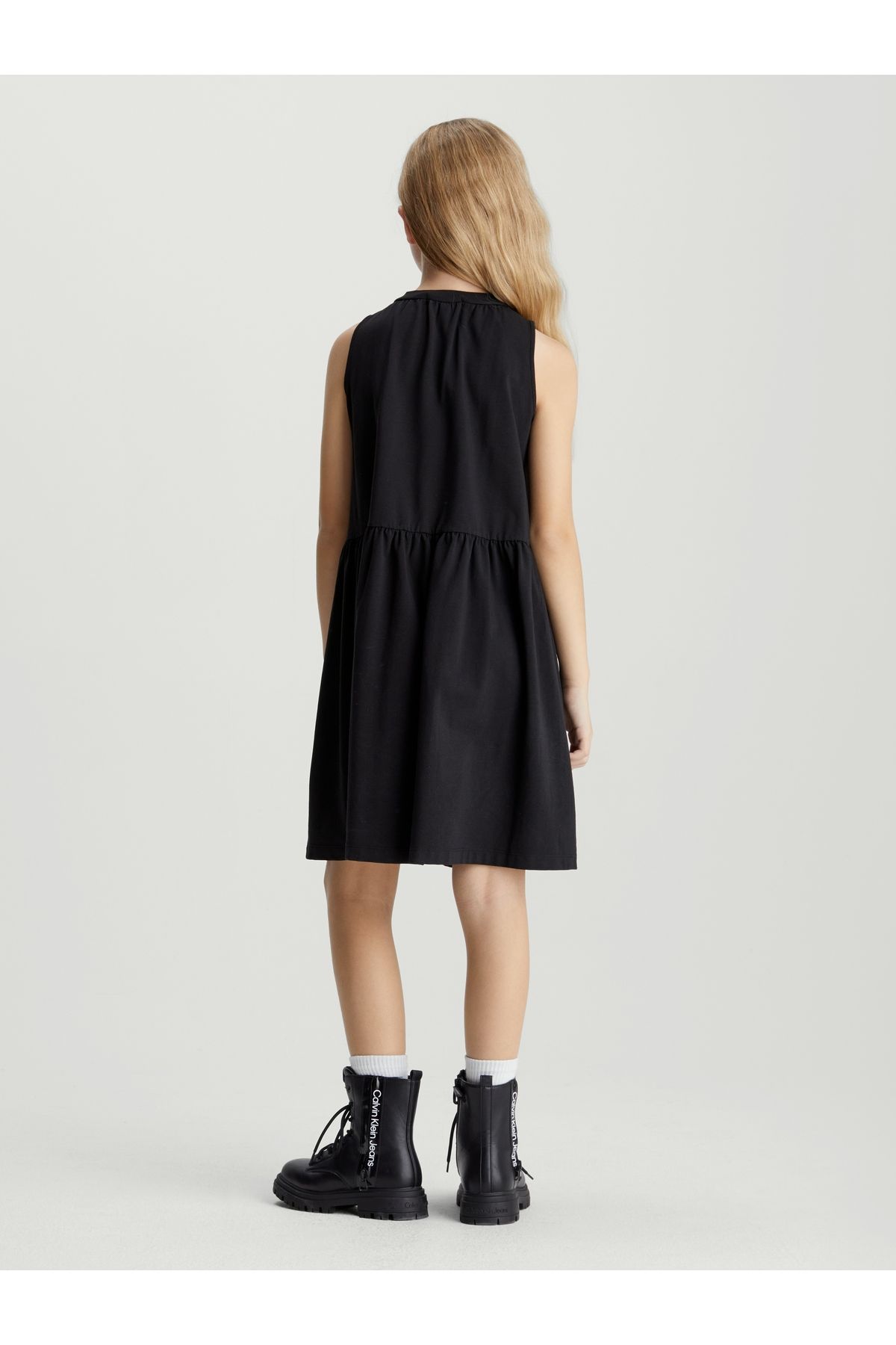 complete the look image