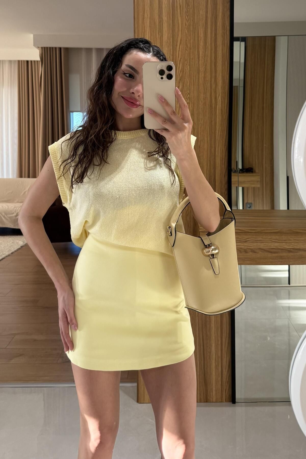 Gizem Ecemiş Helis Sarı Kolsuz Triko